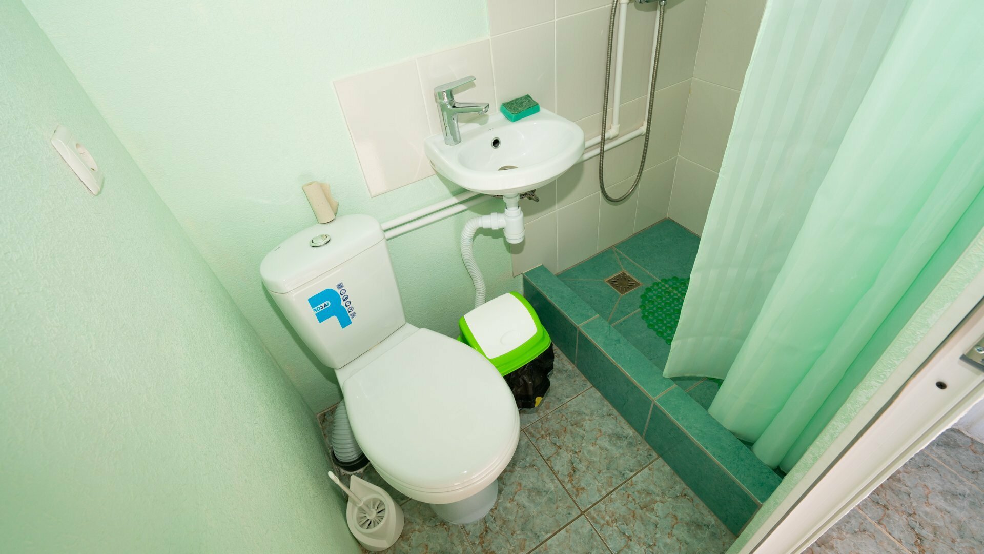 Трехместный номер «Комфорт» с душем