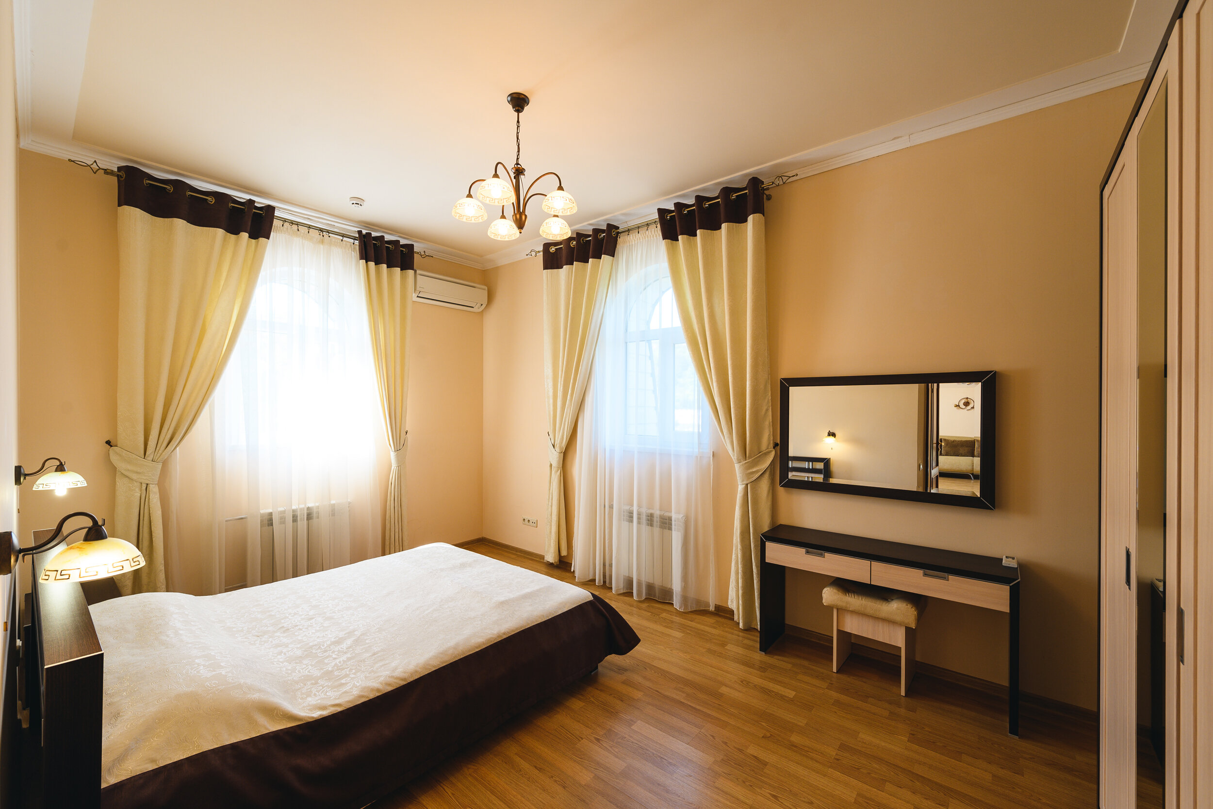 31-Люкс 78 м кв. кухонный уголок, 2 комнаты (без балкона, вид на горы), 3 этаж