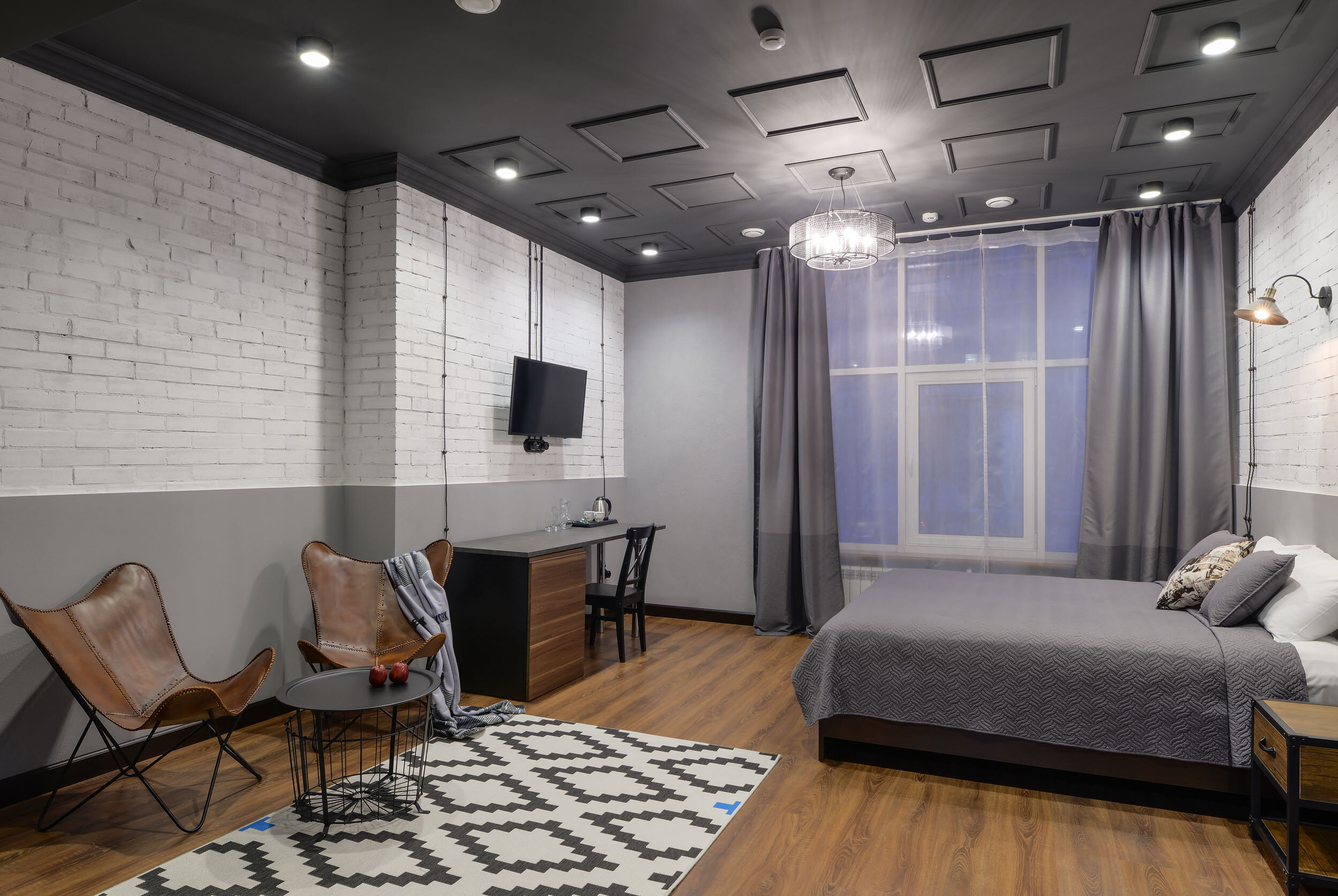 Двухместный номер с двуспальной кроватью и дополнительной кроватью