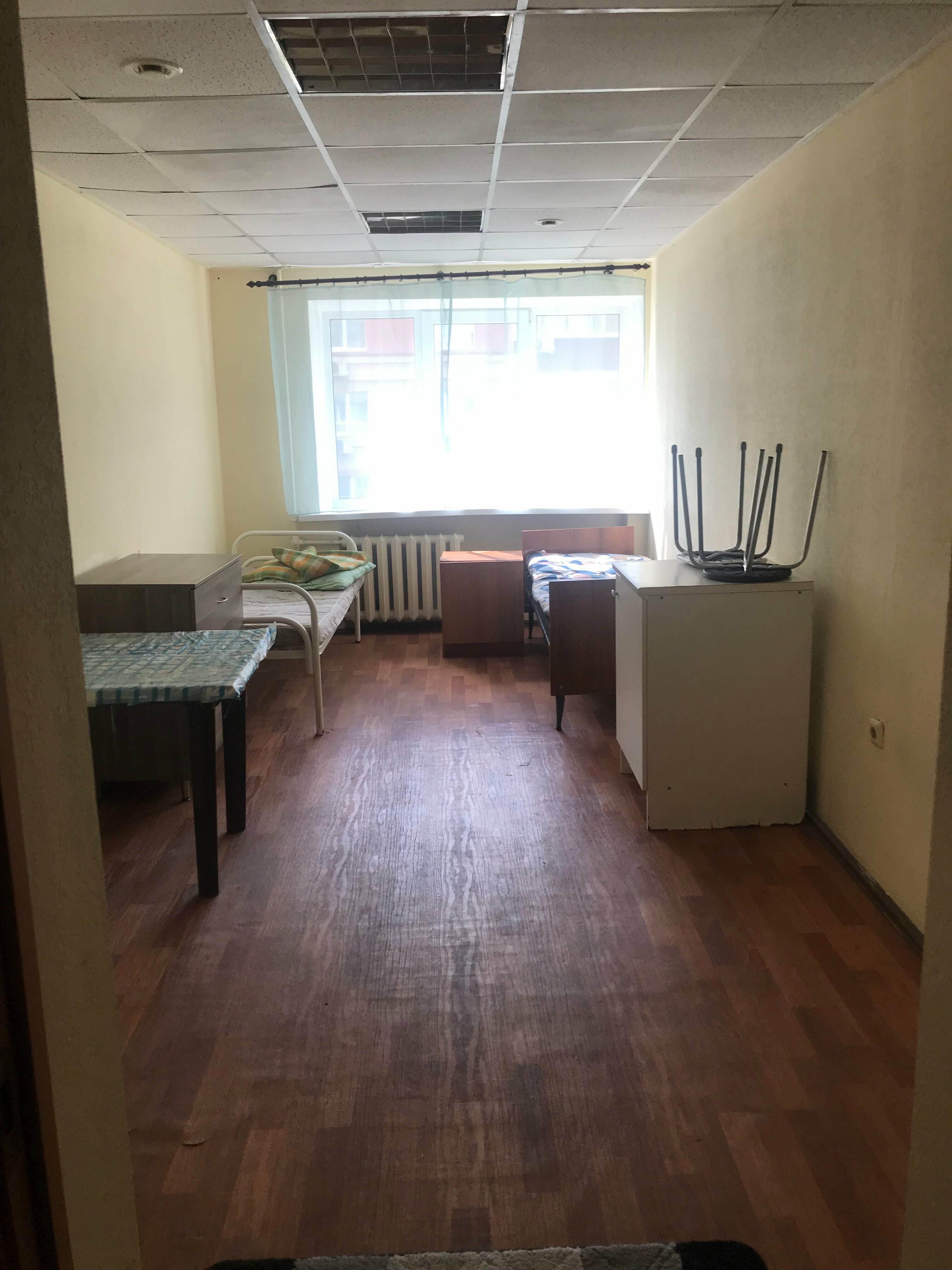 Односпальная кровать в общем мужском номере