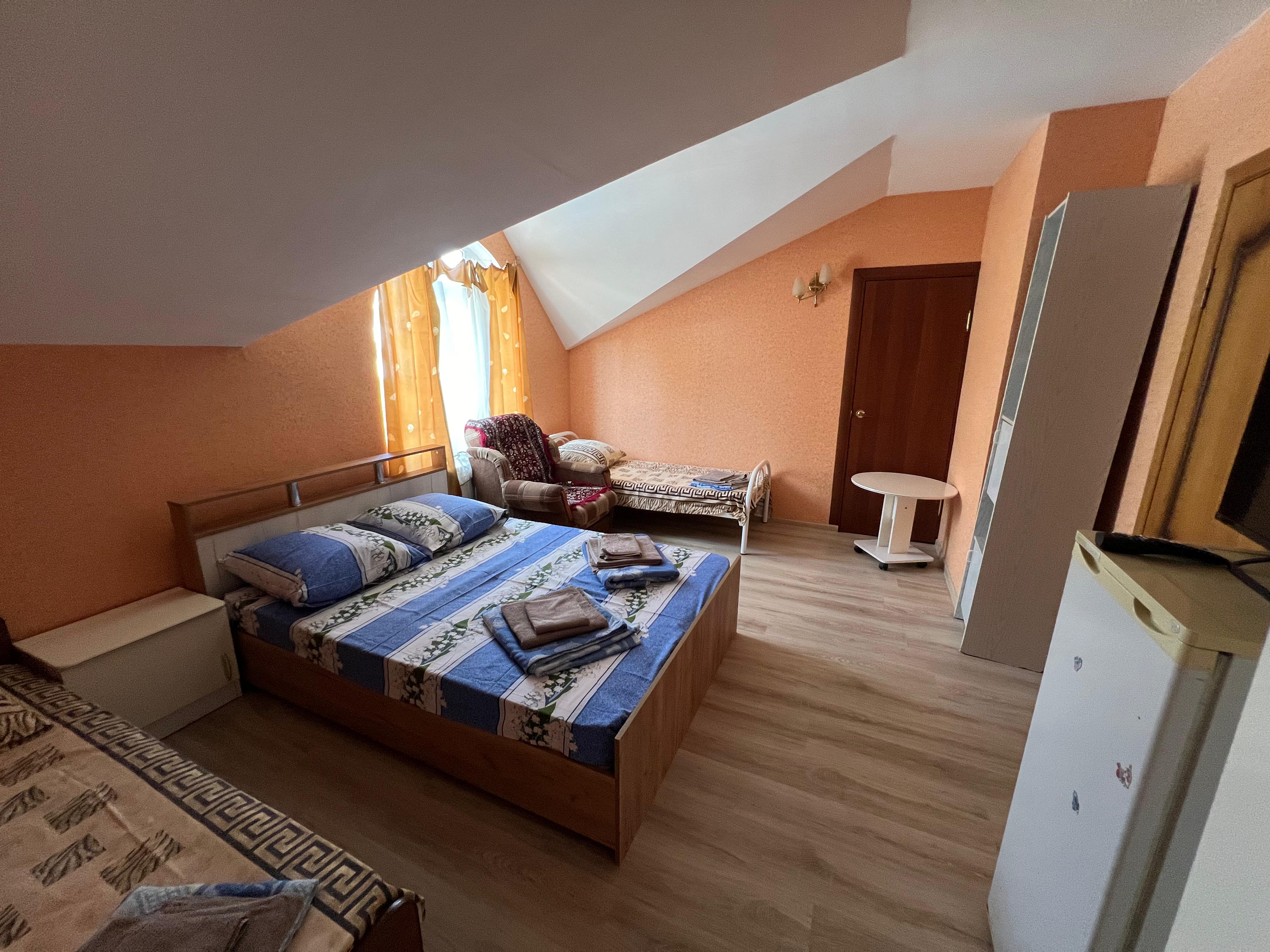 Четырехместный номер с общей ванной комнатой