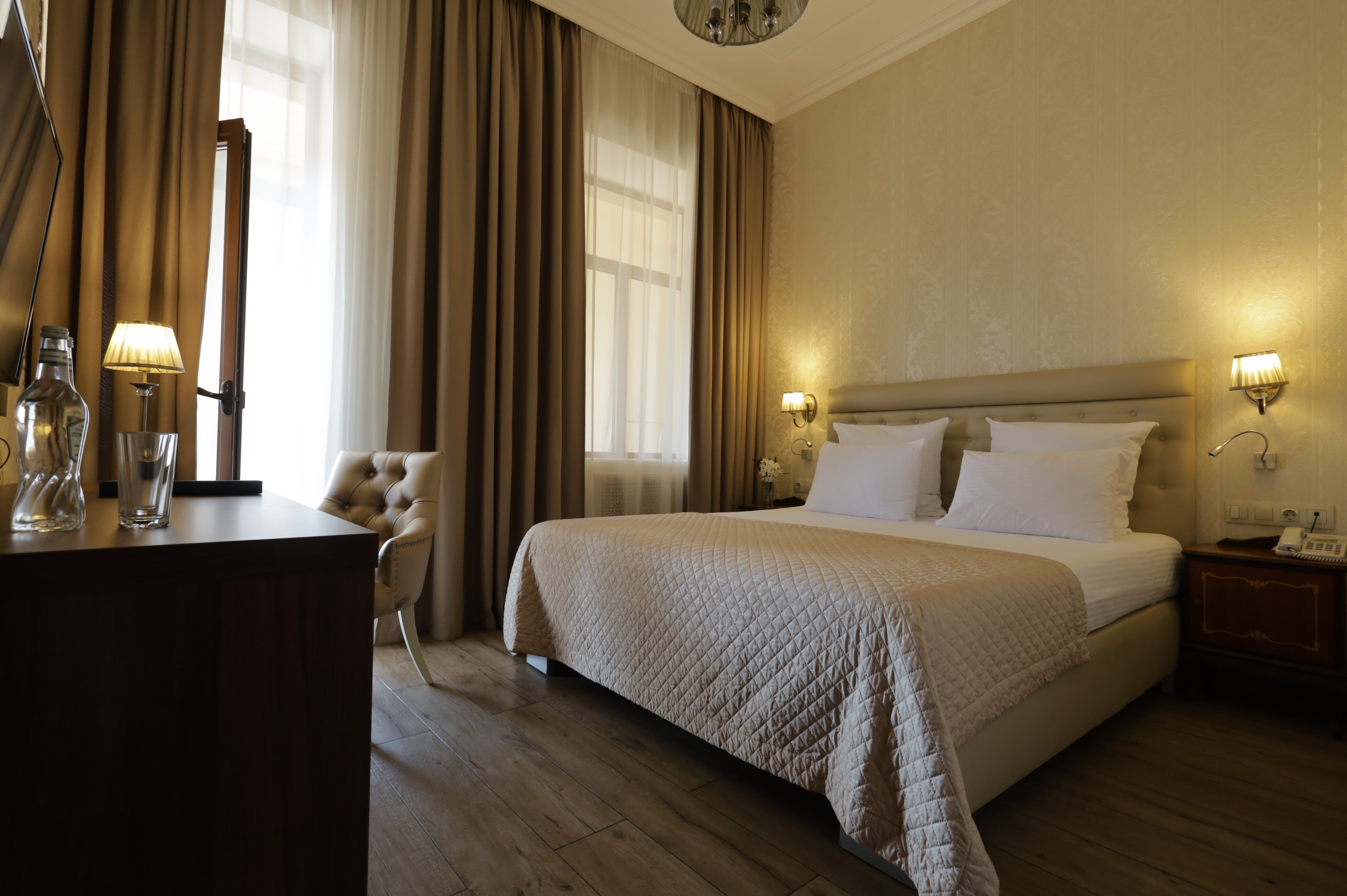 Сьюит двухкомнатный  с балконом и видом на море. Главный корпус 5*