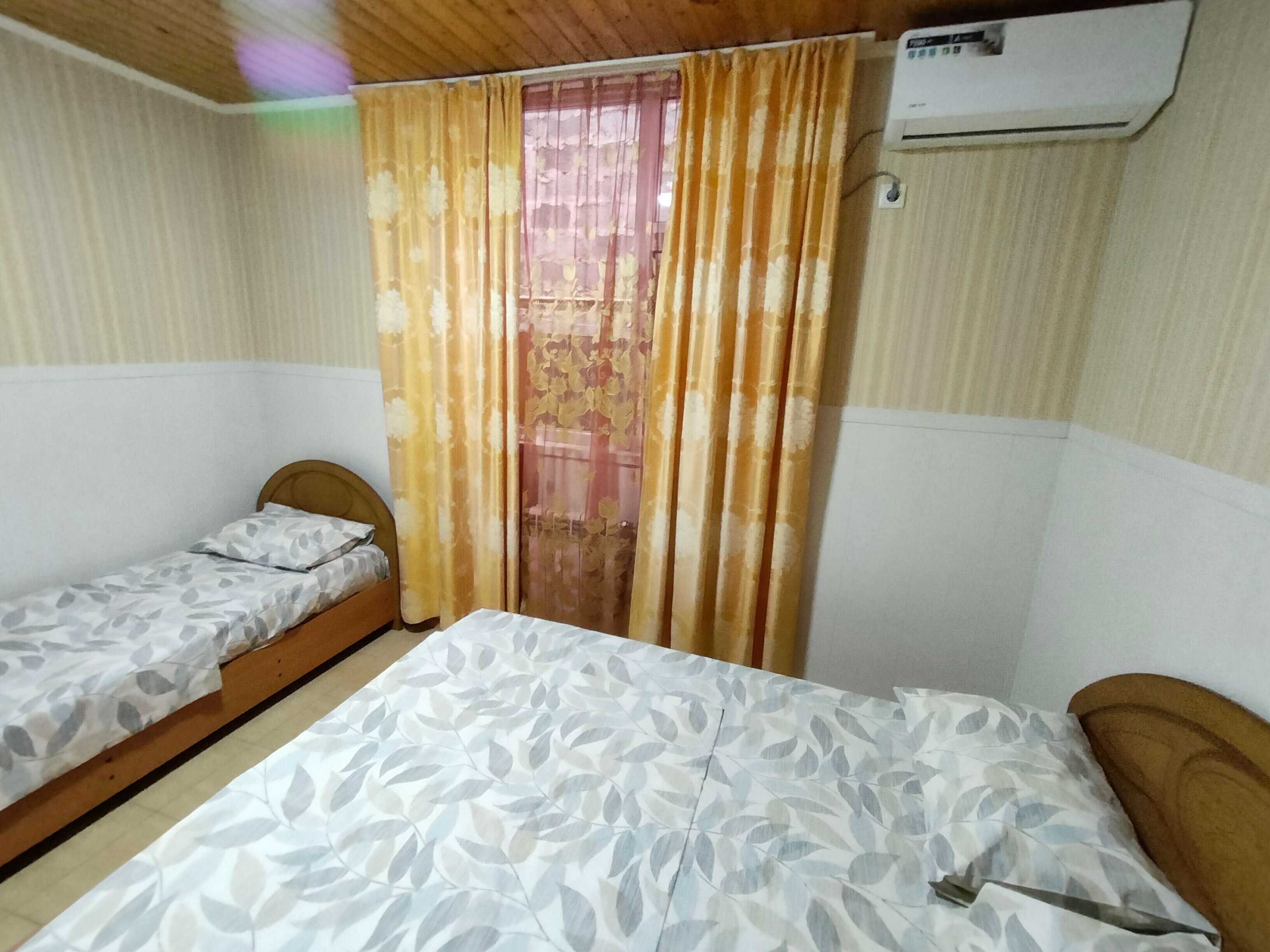 Трехместный номер с собственной ванной комнатой