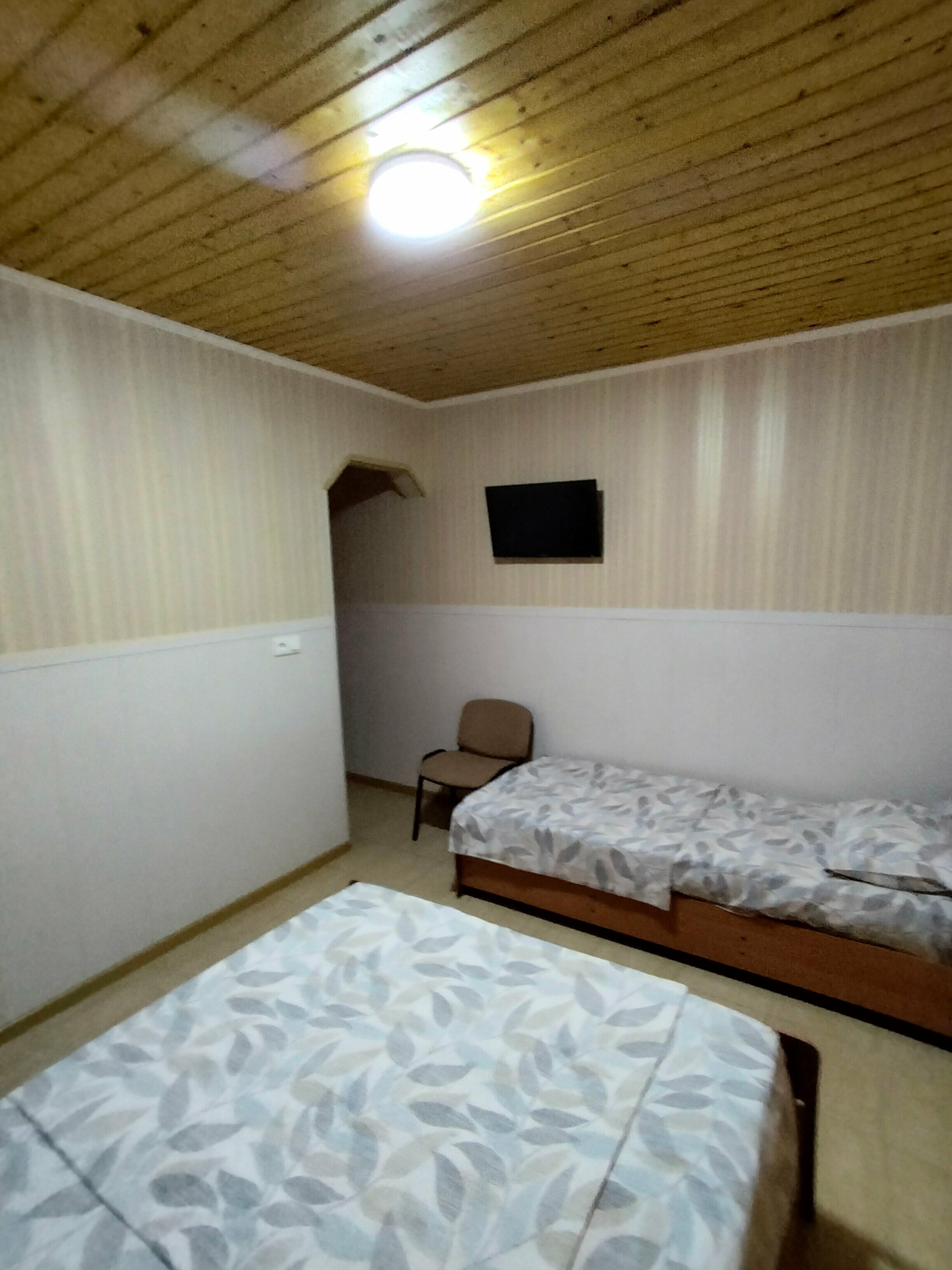 Трехместный номер с собственной ванной комнатой