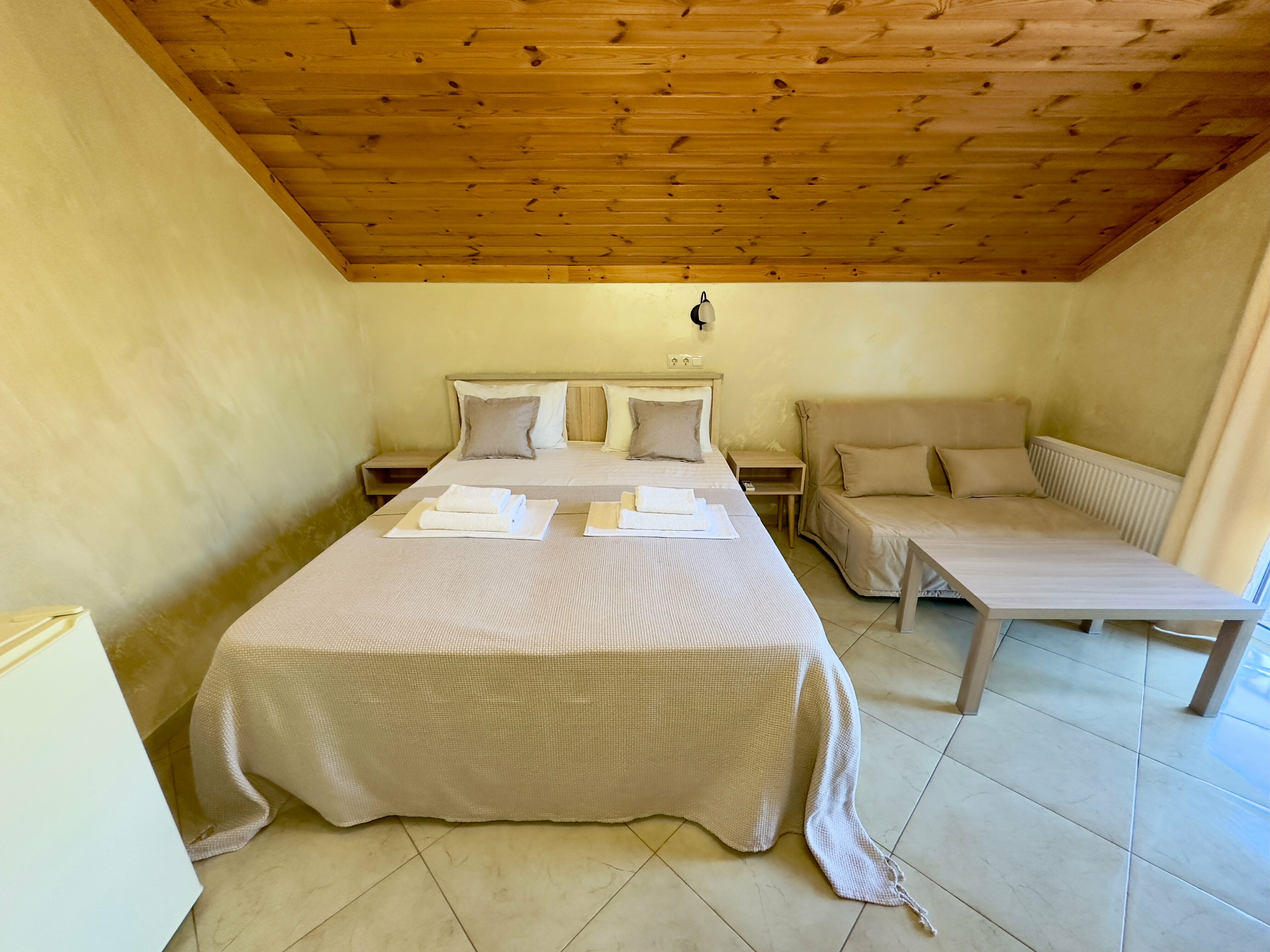 Двухместный номер Делюкс с 1 кроватью и боковым видом на море