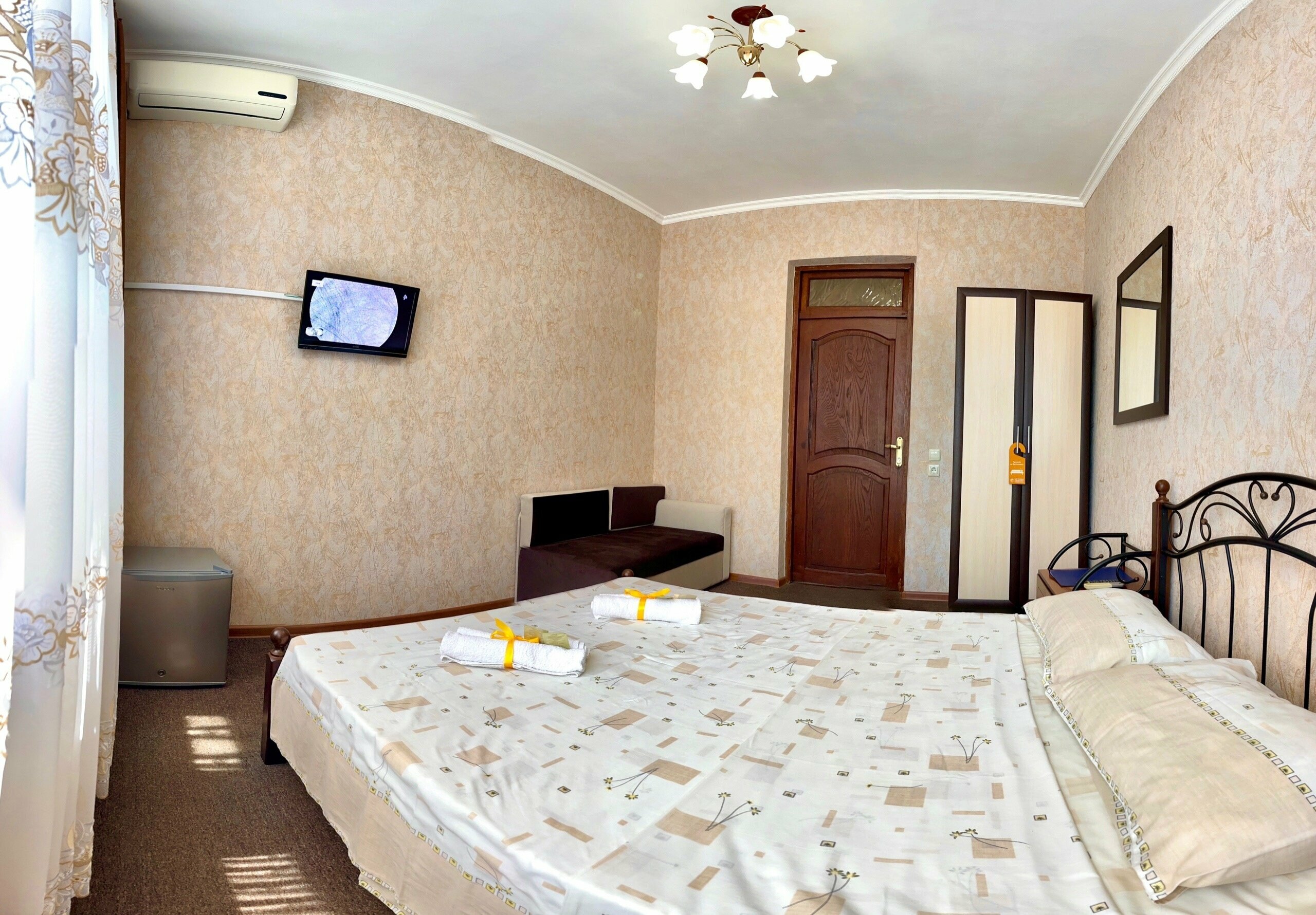 Трехместный номер эконом-класса с общей ванной комнатой