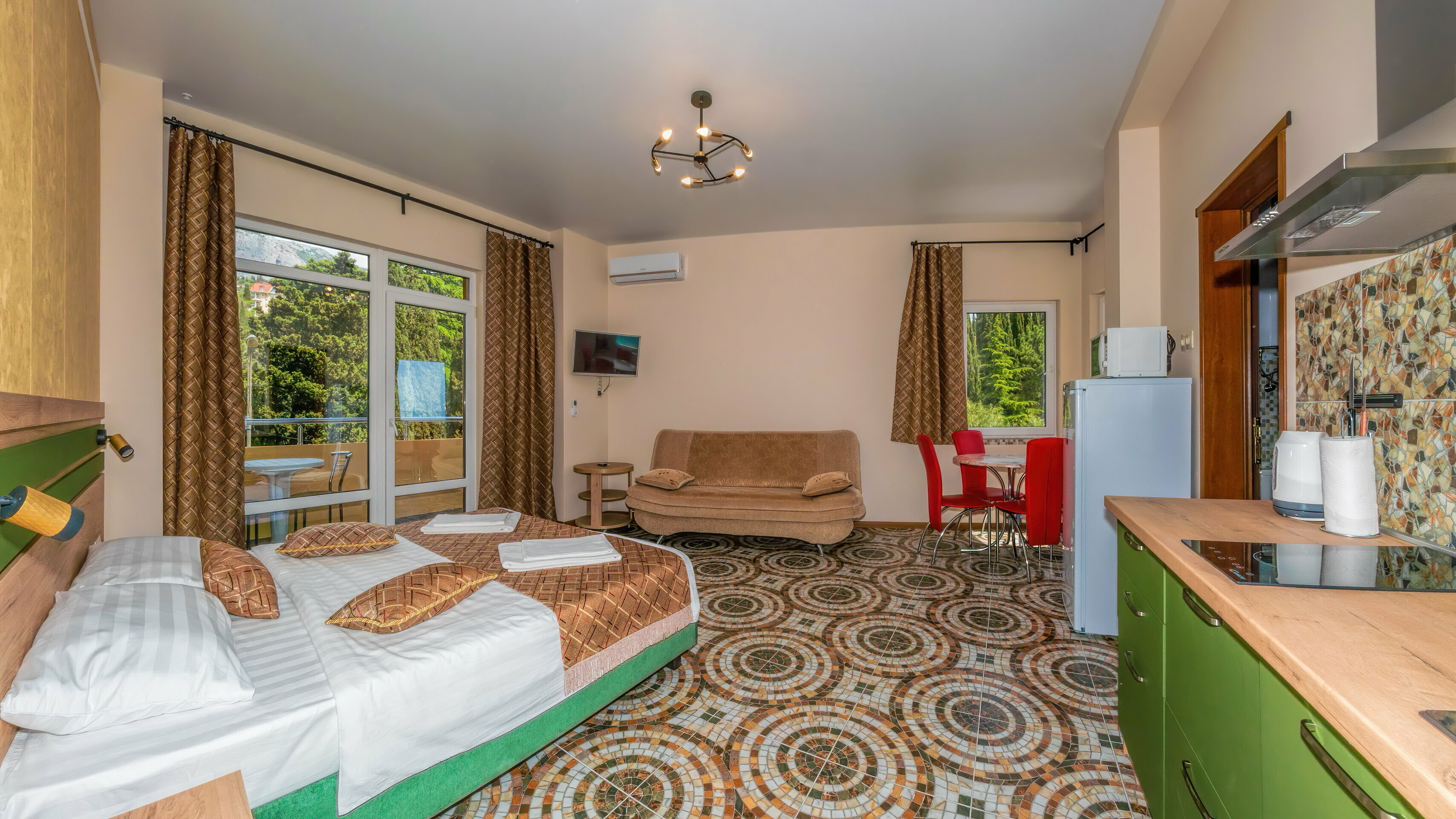 Студия с видом на море и горы