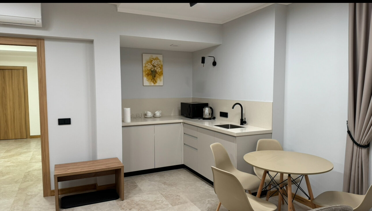 Семейный номер на цокольном этаже (с окнами)