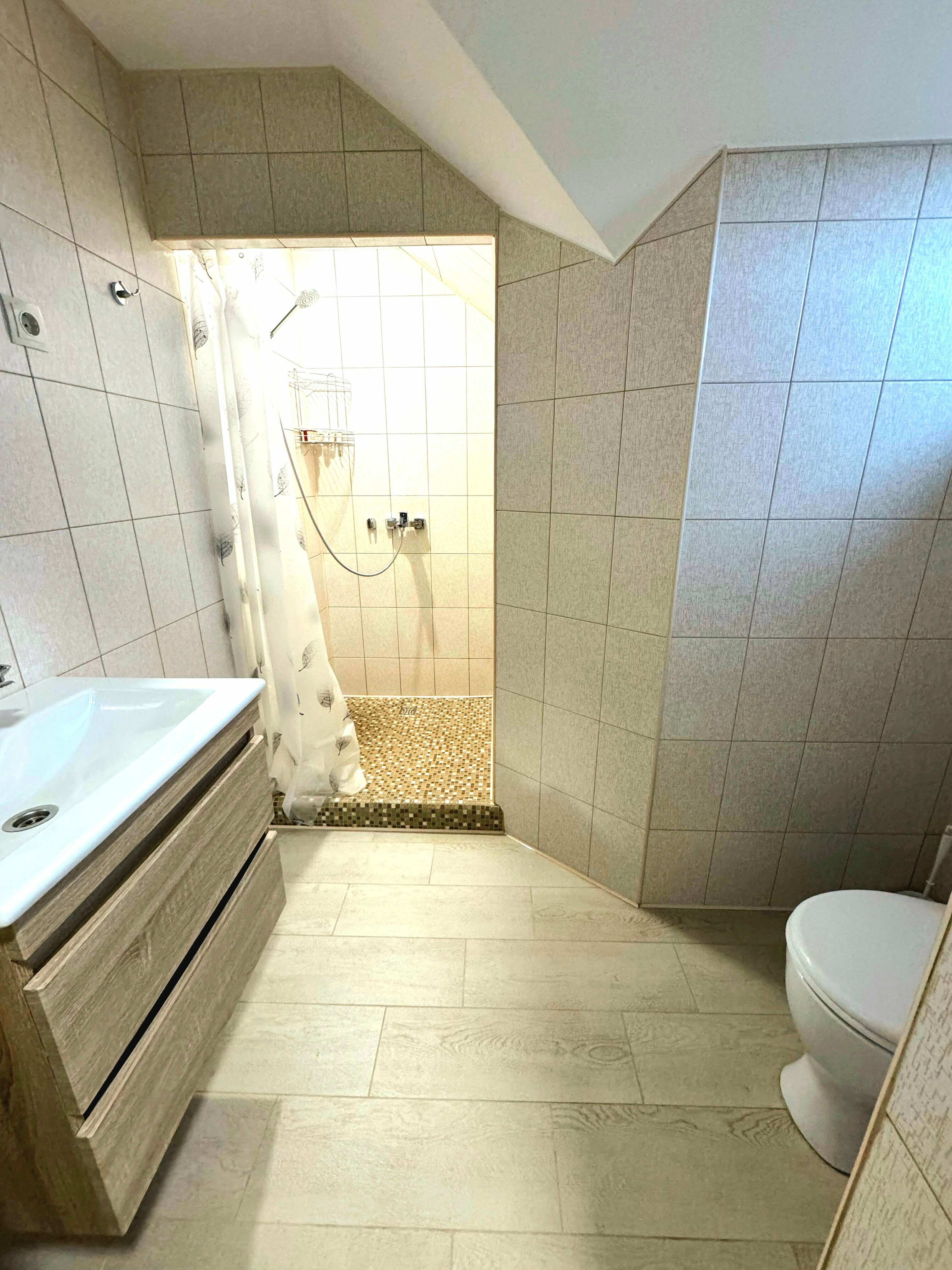 Трехместный номер «Комфорт» с душем