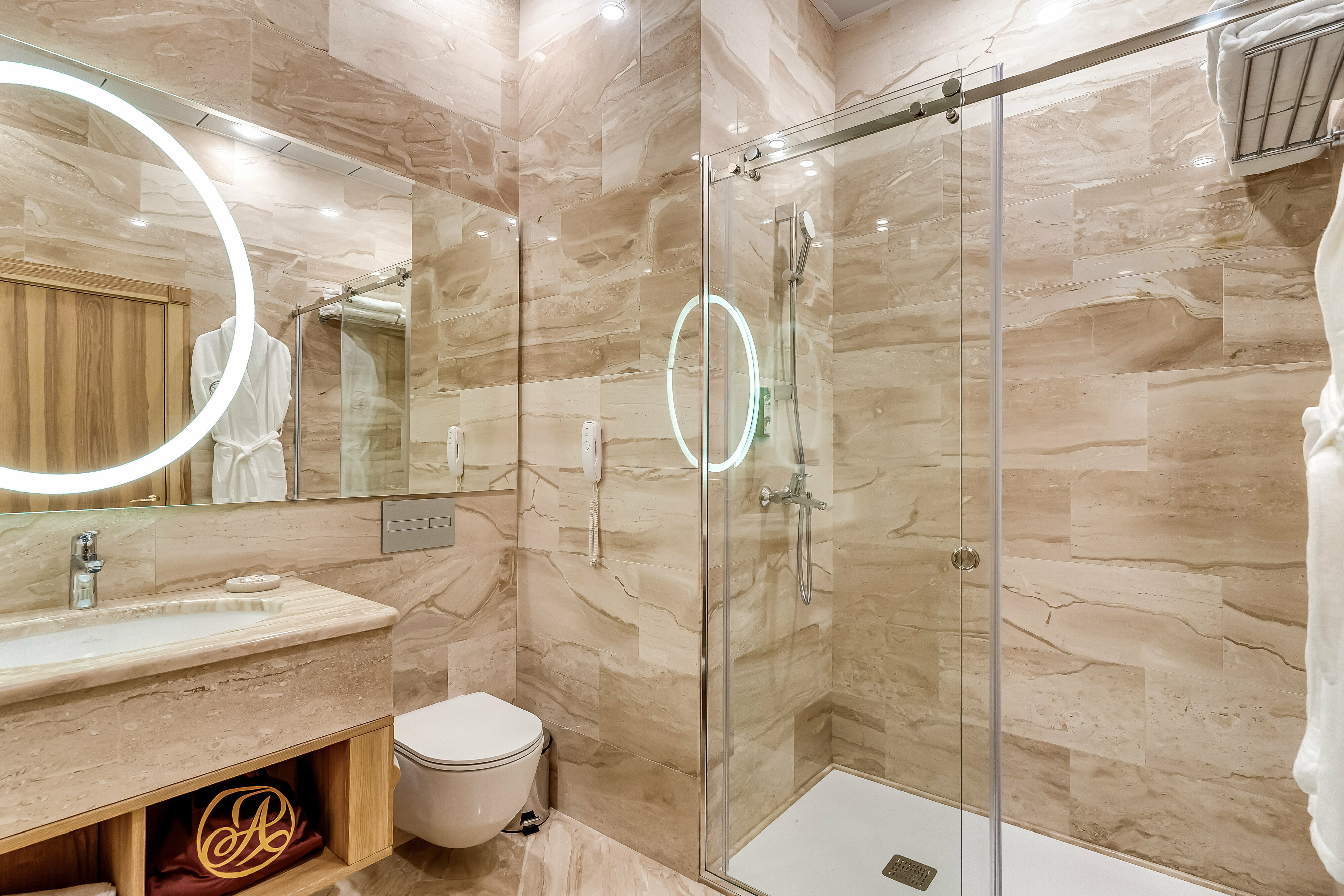 Двухместный с 1 кроватью или 2 отдельными кроватями и душем