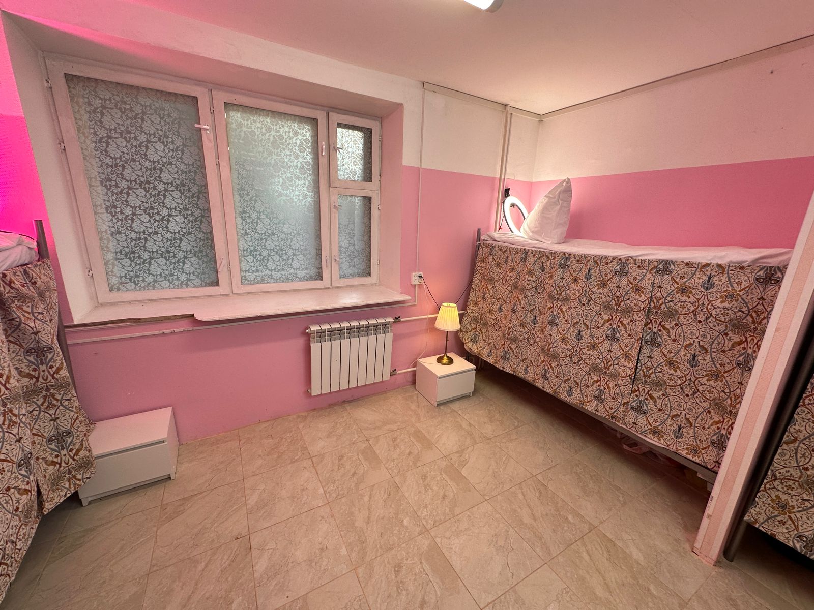 Односпальная кровать в общем номере для мужчин с общей ванной комнатой.