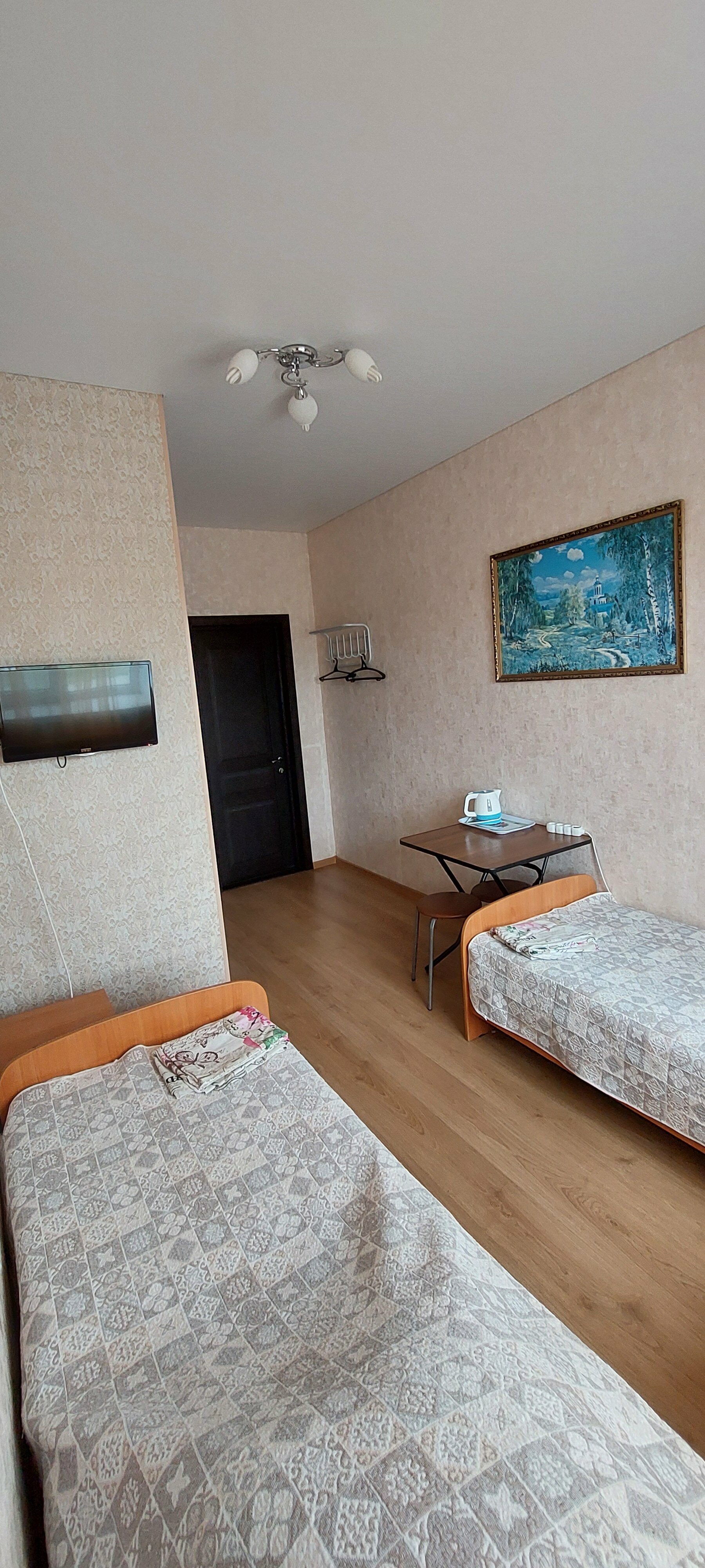 Двухместный номер с 2 отдельными кроватями и общей ванной комнатой