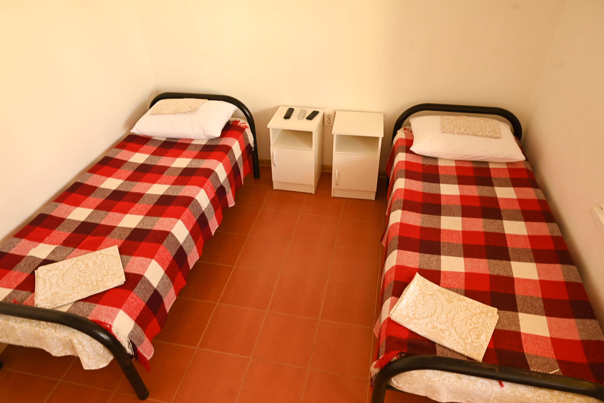 Двухместный номер с 2 отдельными кроватями и общей ванной комнатой