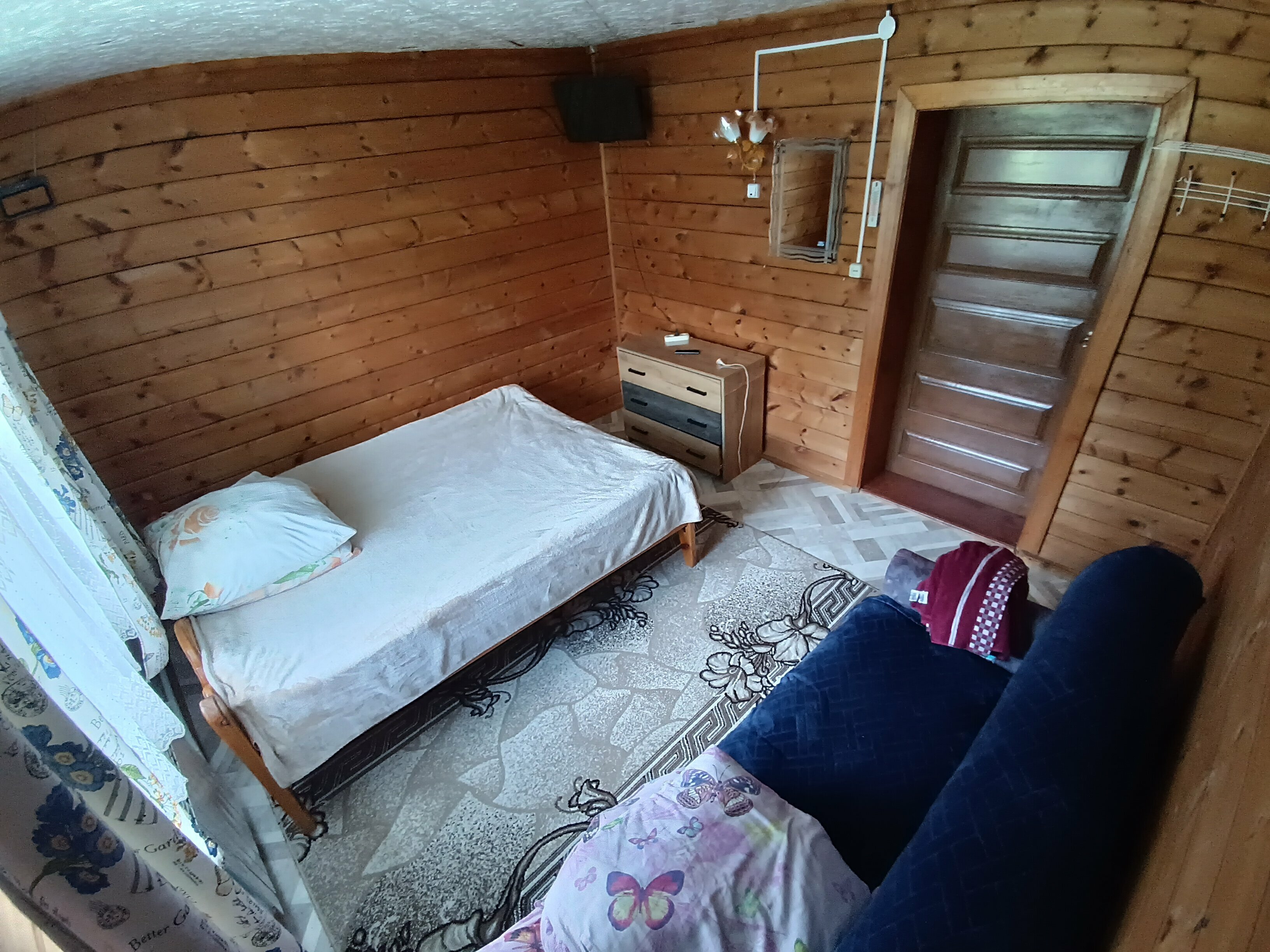 Семейный номер с видом на озеро