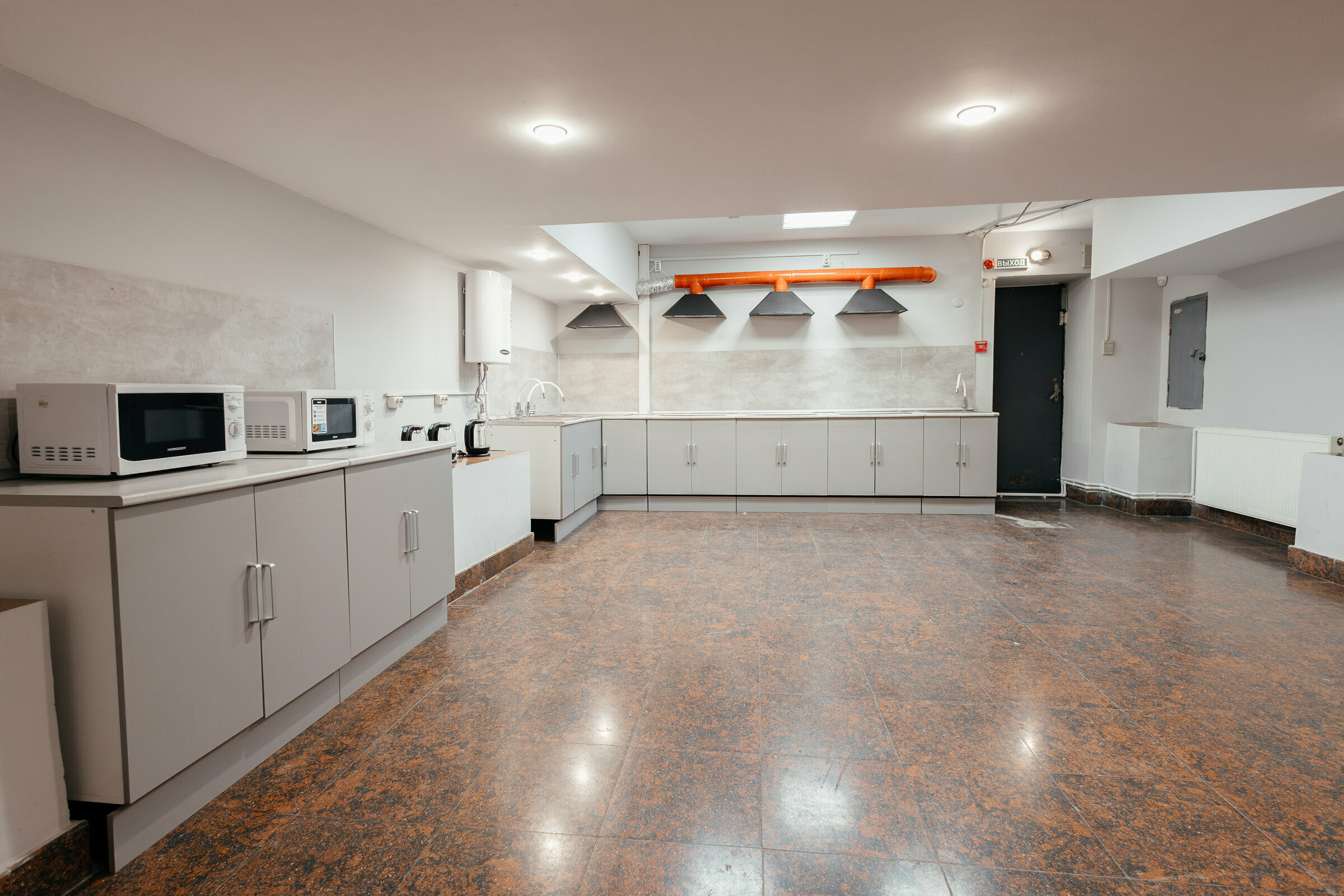 Кровать в общем номере для мужчин с 8 кроватями