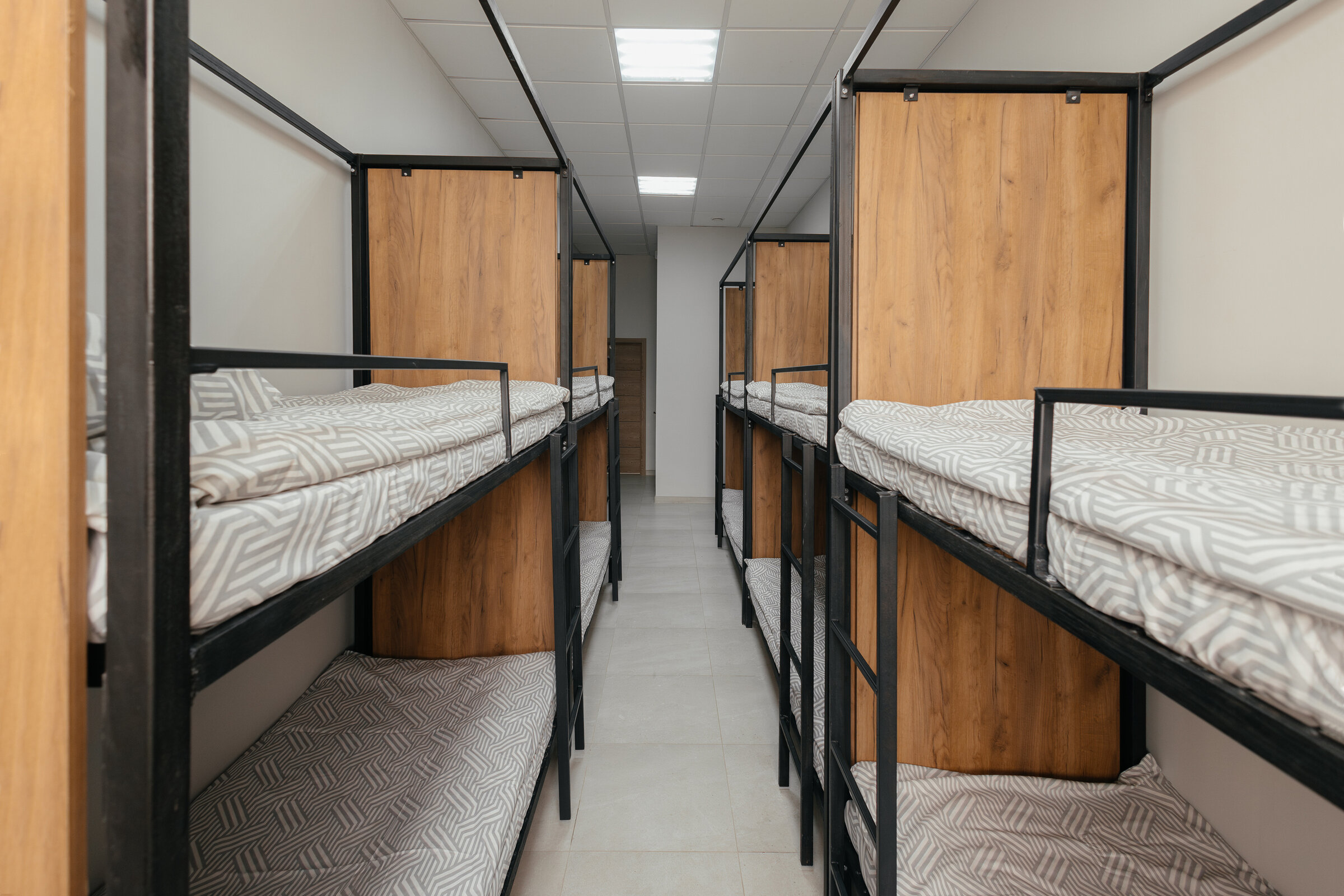 Кровать в общем номере для мужчин с 10 кроватями