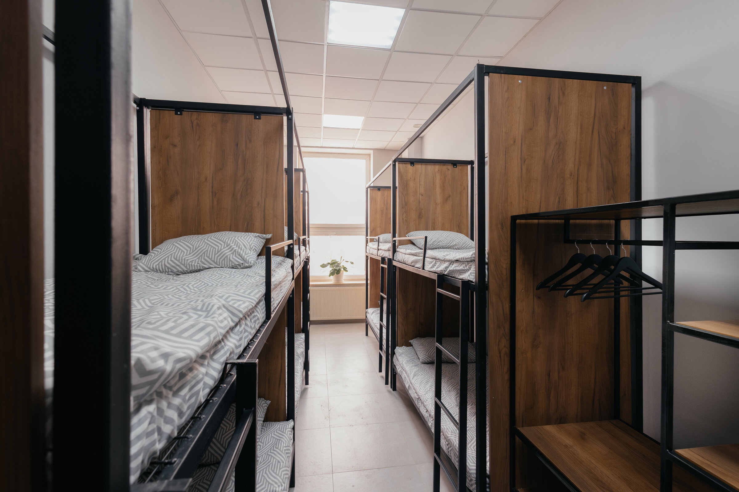 Кровать в общем номере для мужчин с 10 кроватями