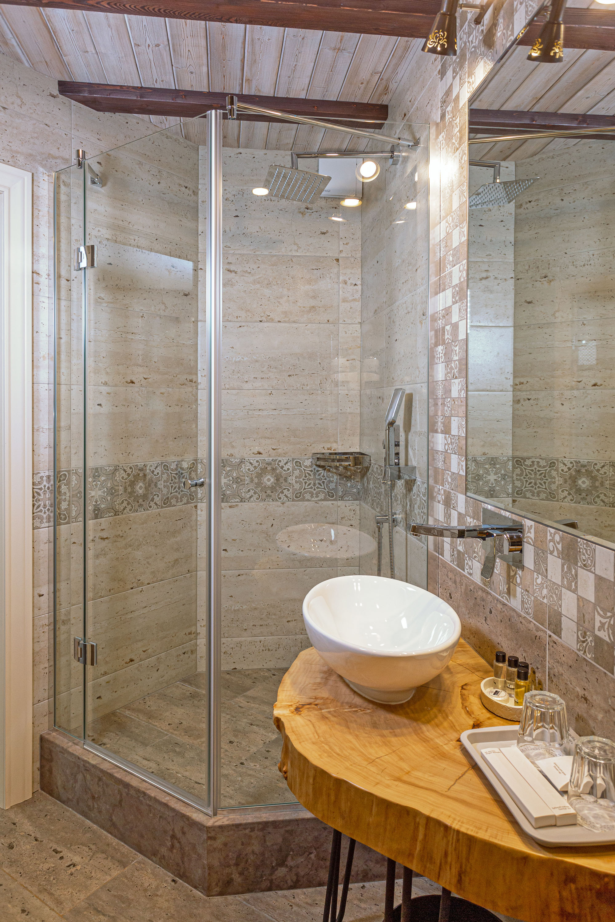 Большой двухместный номер  - цокольный этаж (с окнами)