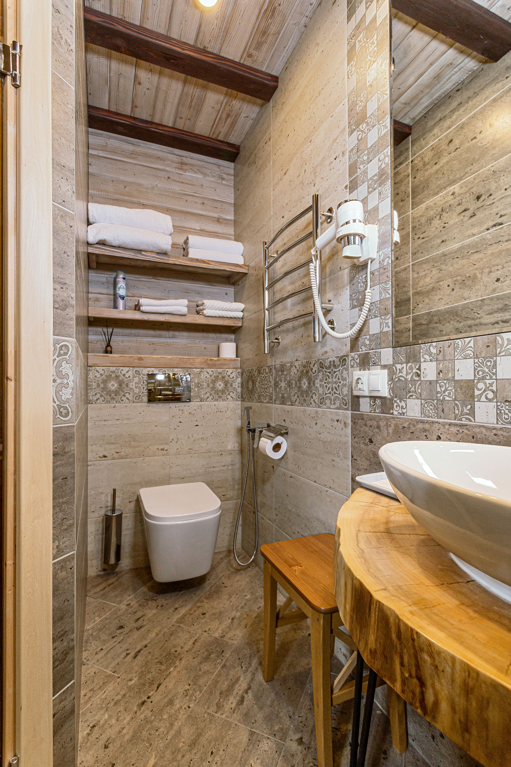 Большой двухместный номер  - цокольный этаж (с окнами)