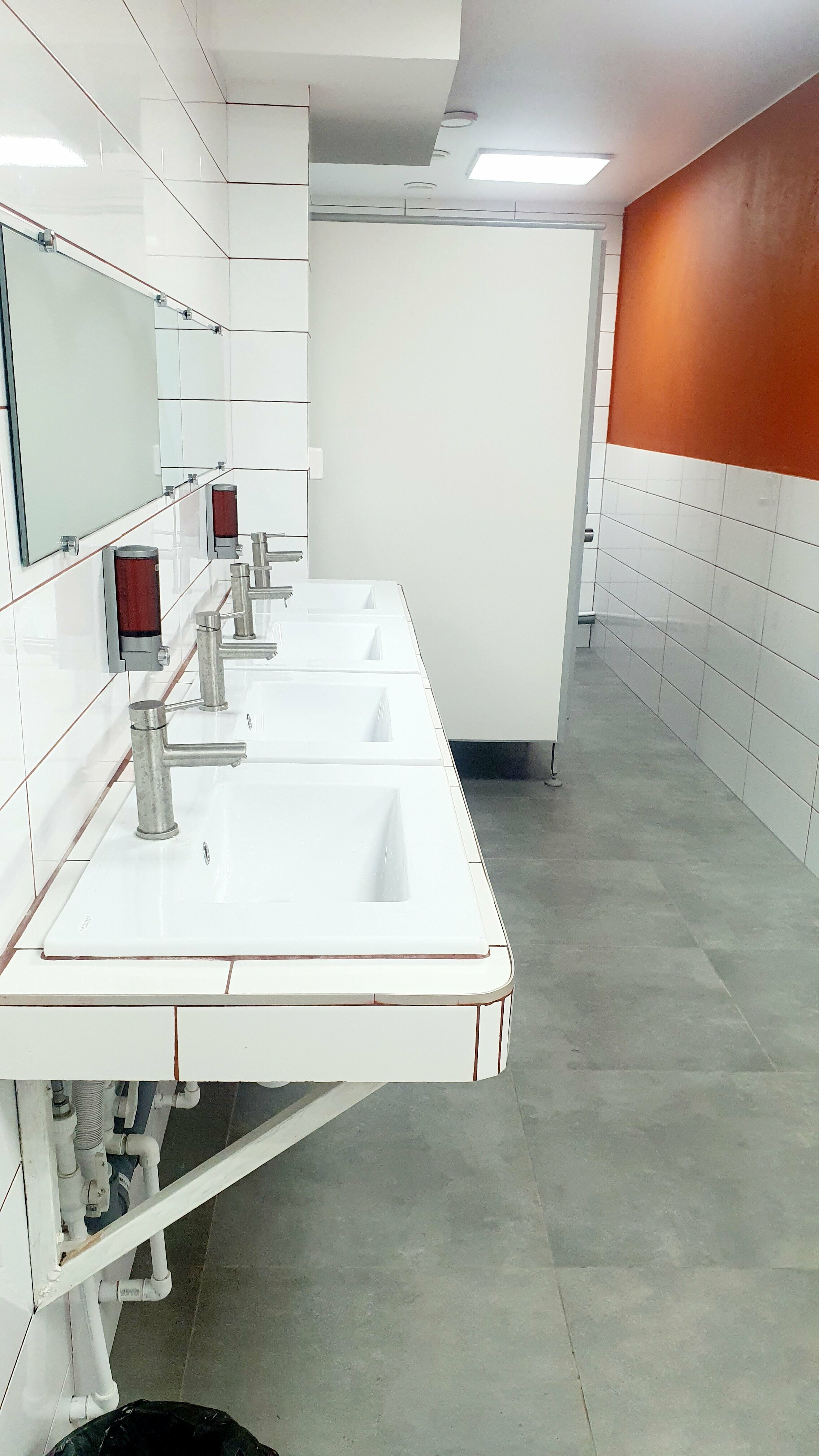 Кровать в общем 8-местном номере для мужчин и женщин