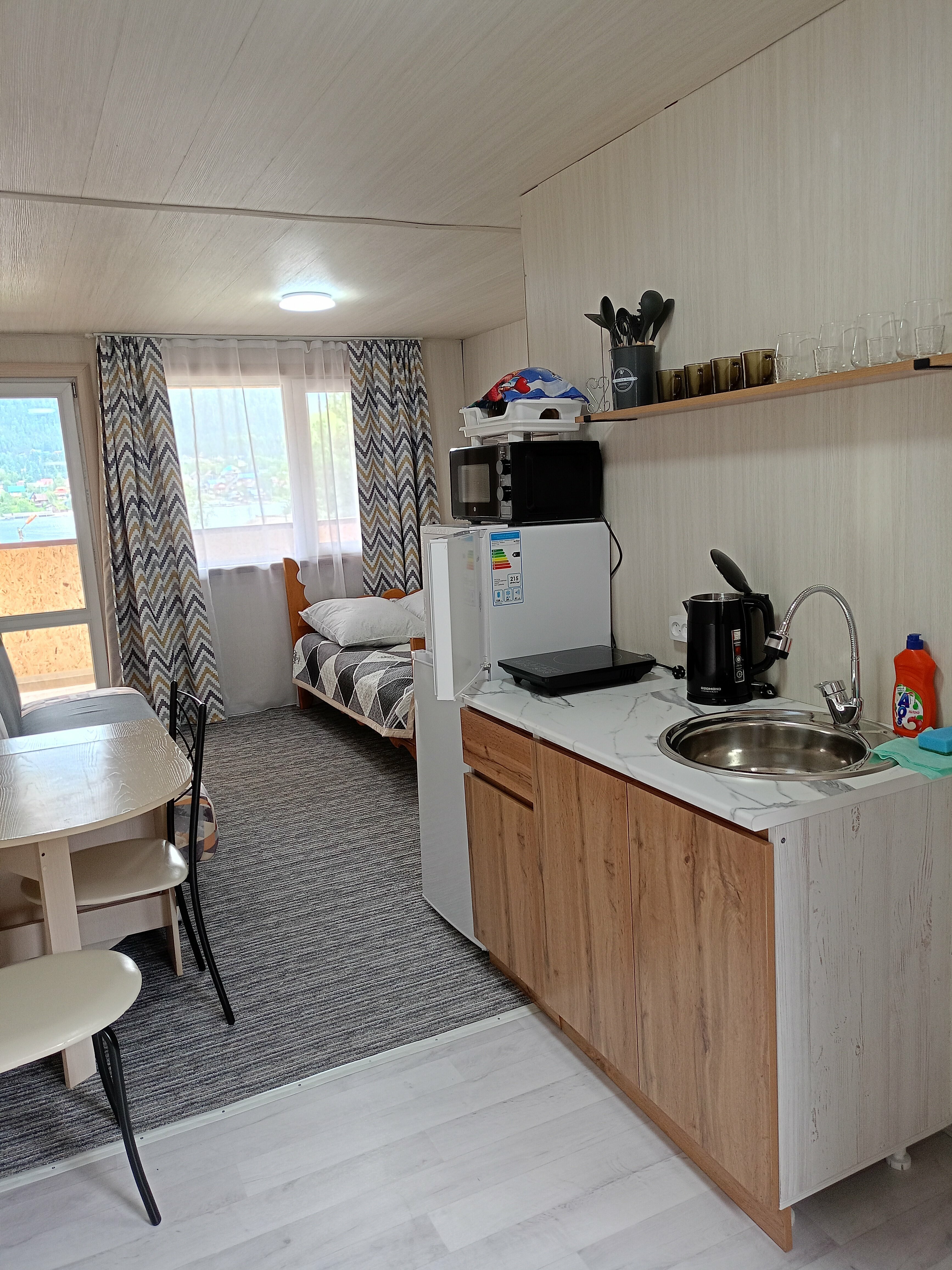 Семейный номер с видом на озеро