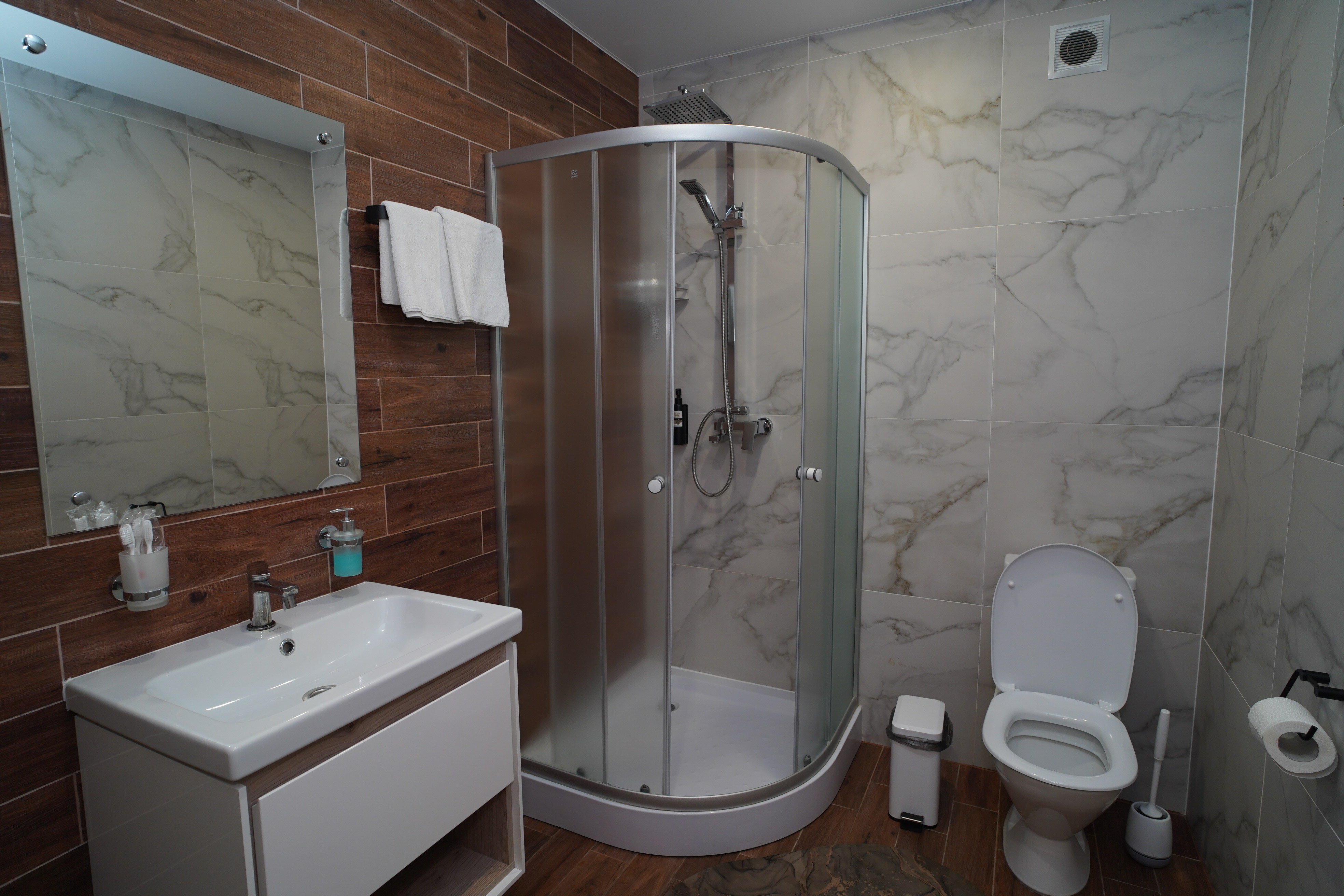 Трехместный номер «Комфорт» с душем