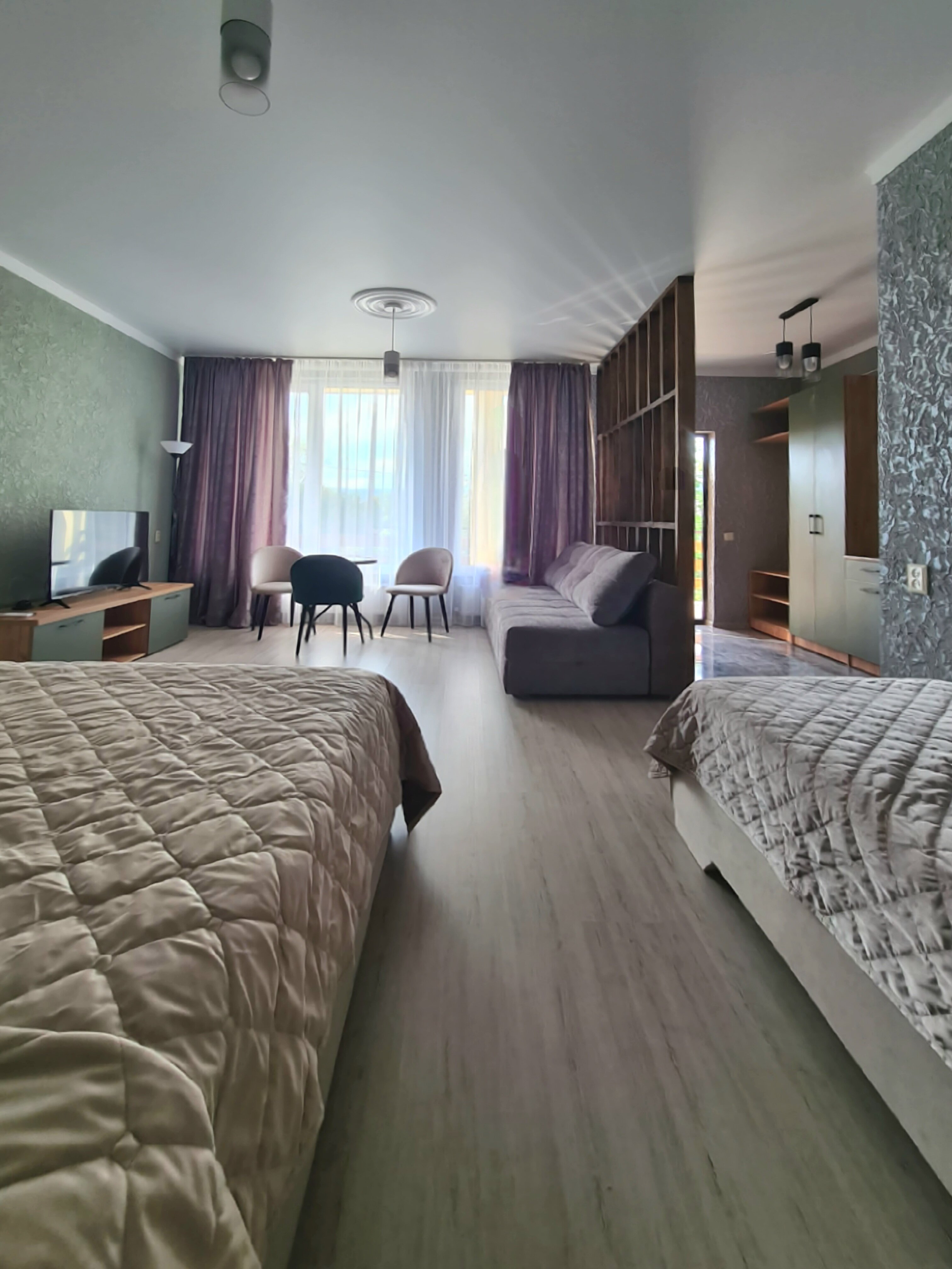 Трехместный номер с видом на бассейн