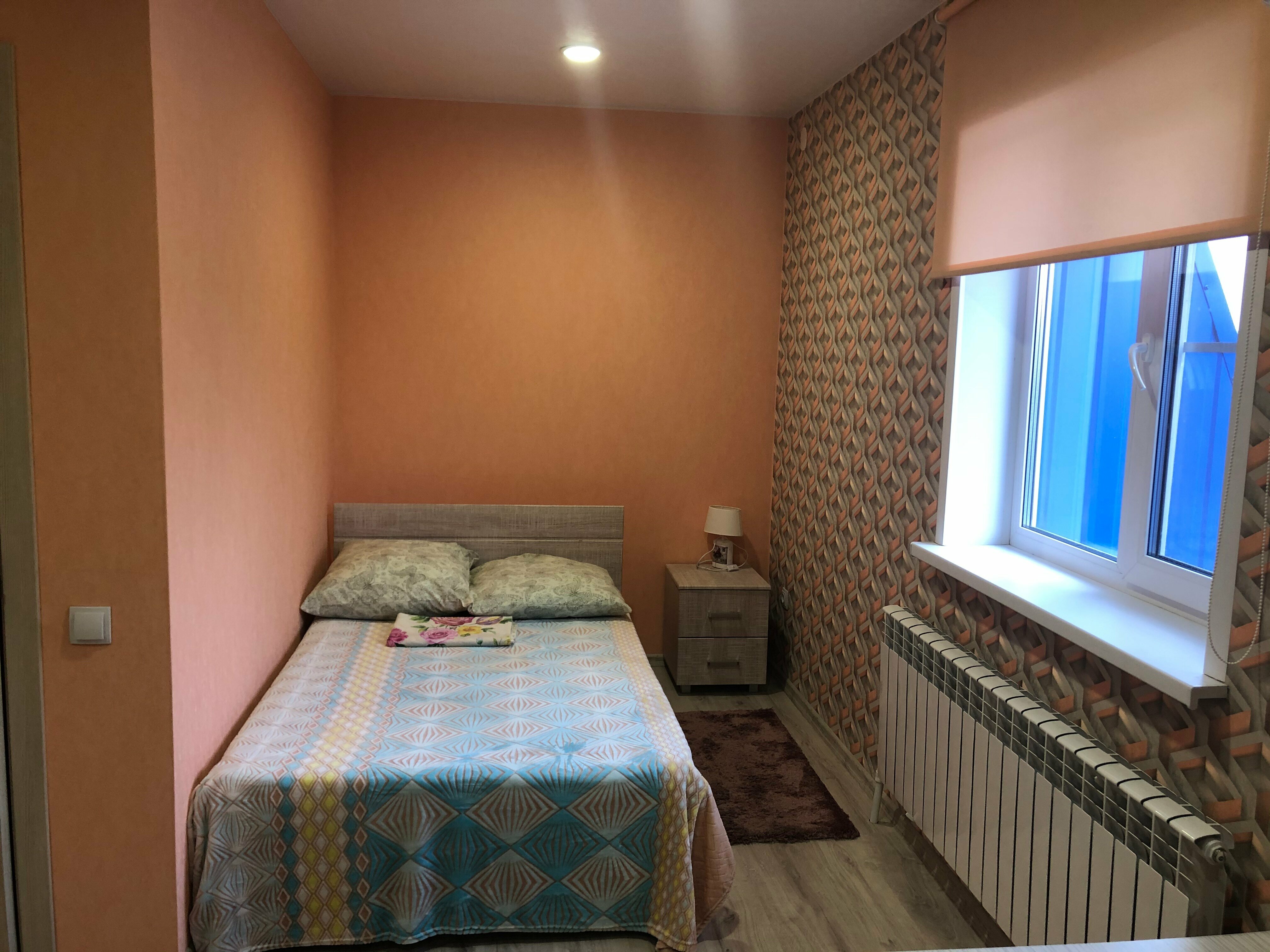 Стандартный двухместный номер с 2 отдельными кроватями и общей ванной комнатой