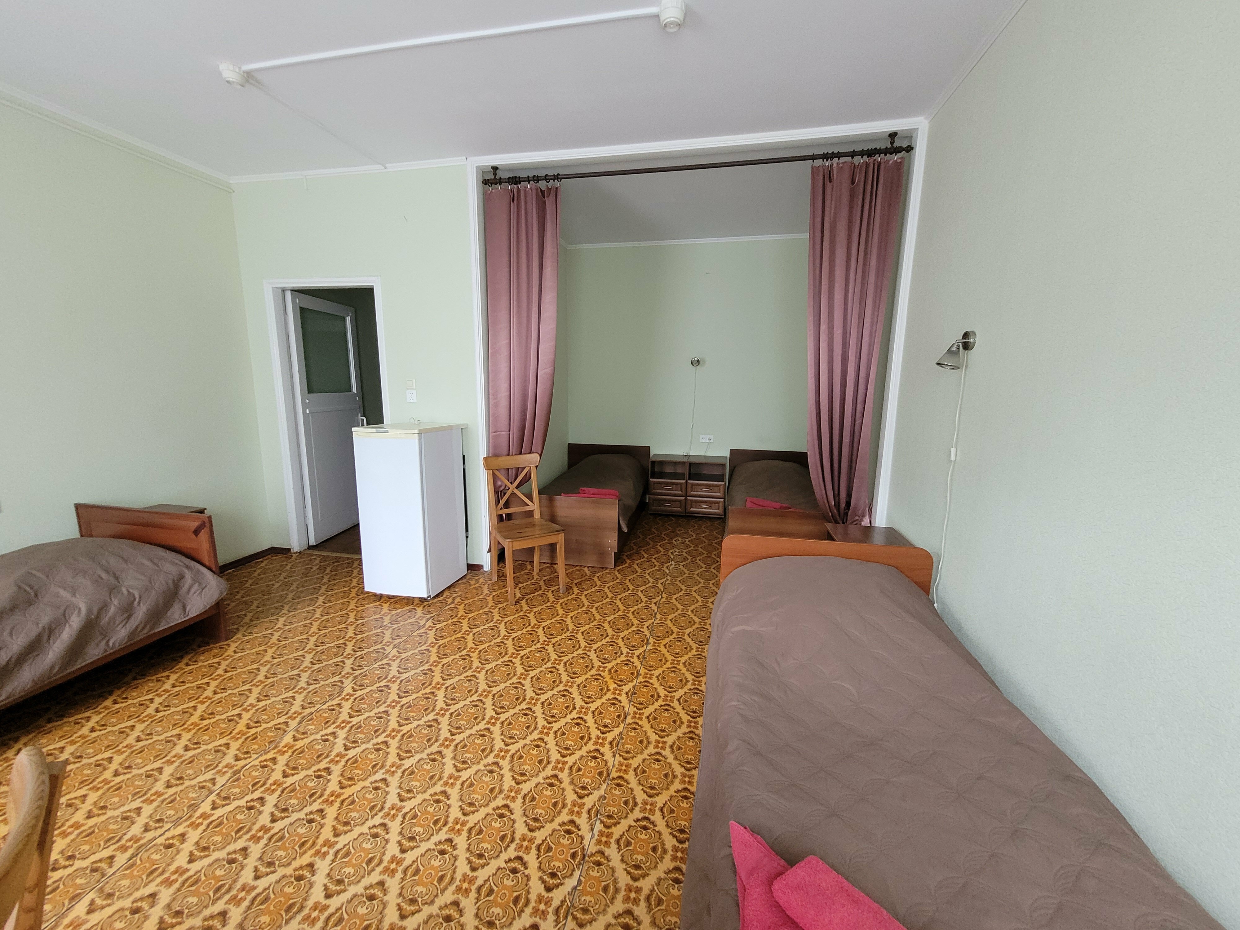 Четырехместный номер с общей ванной комнатой