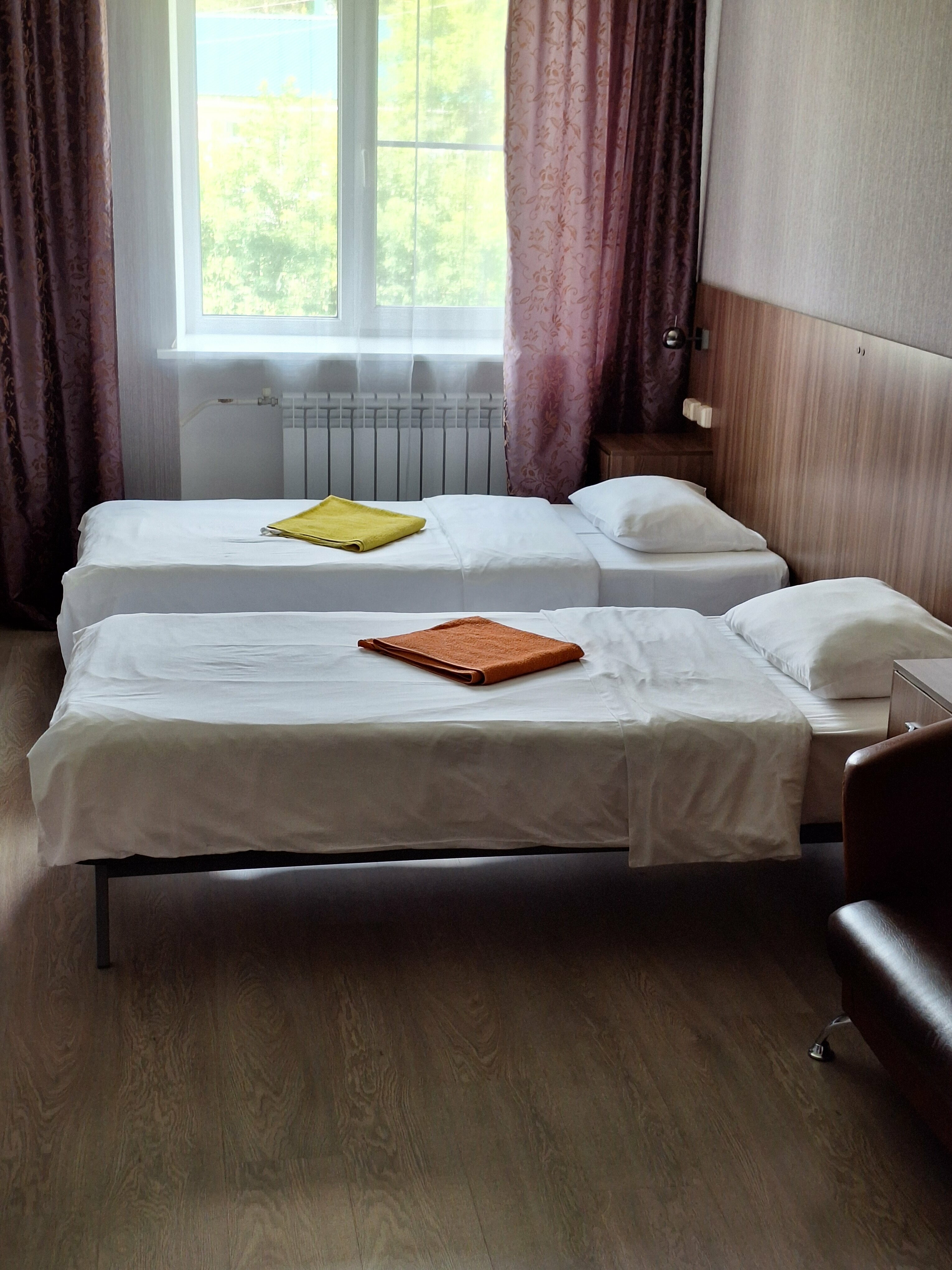 Двухместный номер с 2 отдельными кроватями и общим туалетом