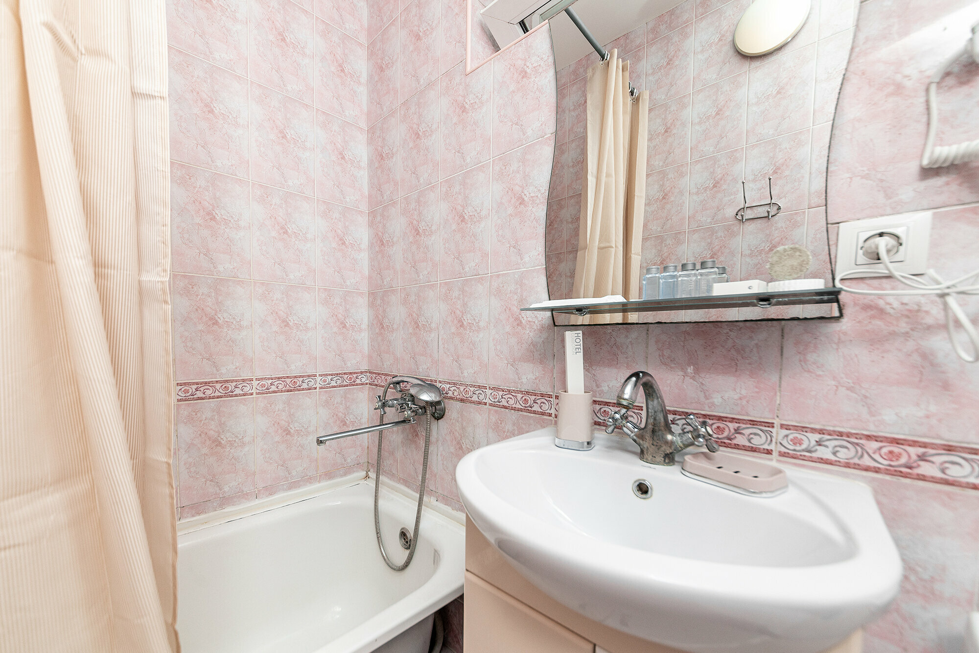 Двухместный Стандартный номер с двумя раздельными кроватями и санузлом