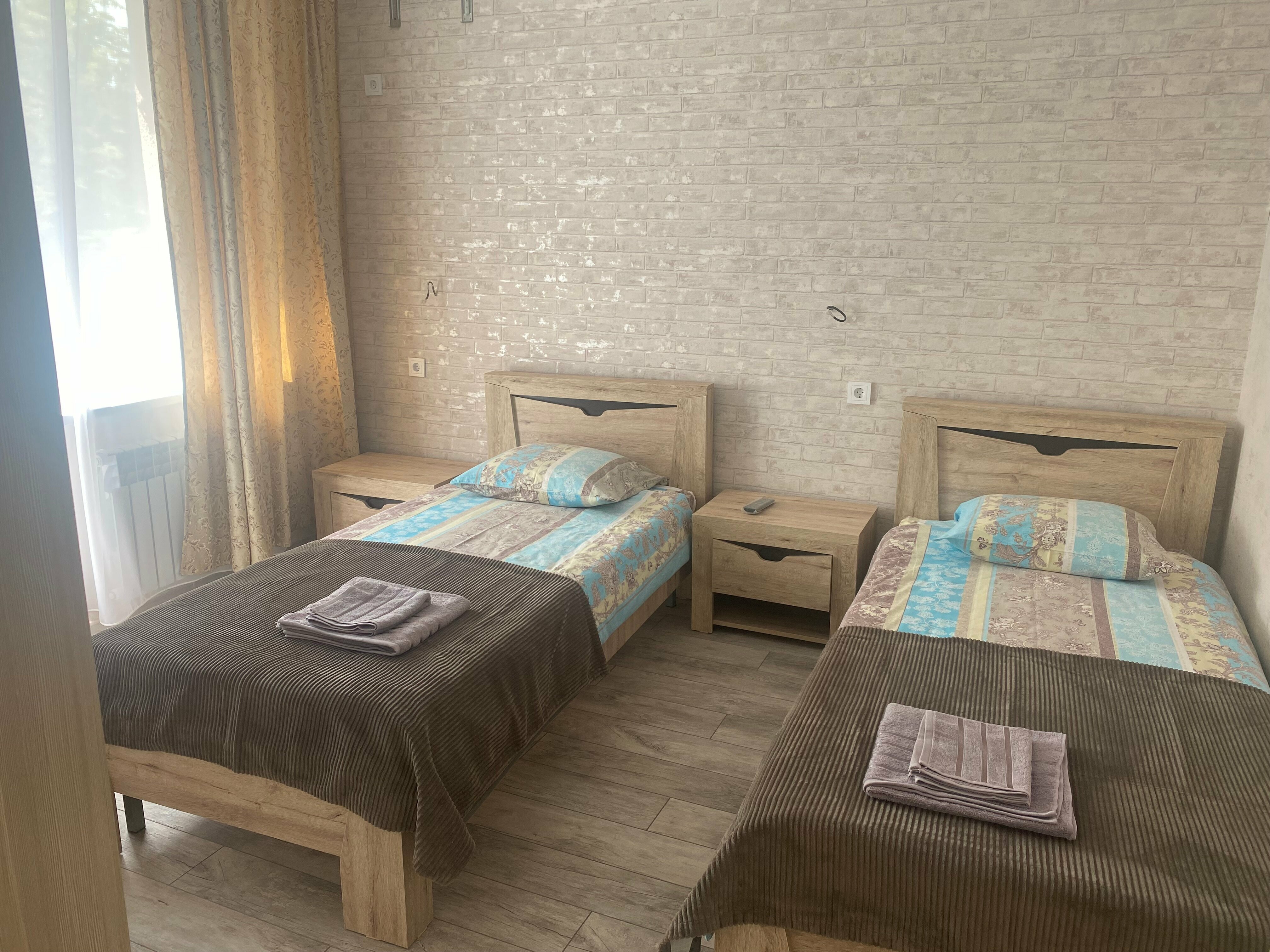 Двухместный номер с 2 отдельными кроватями и общей ванной комнатой