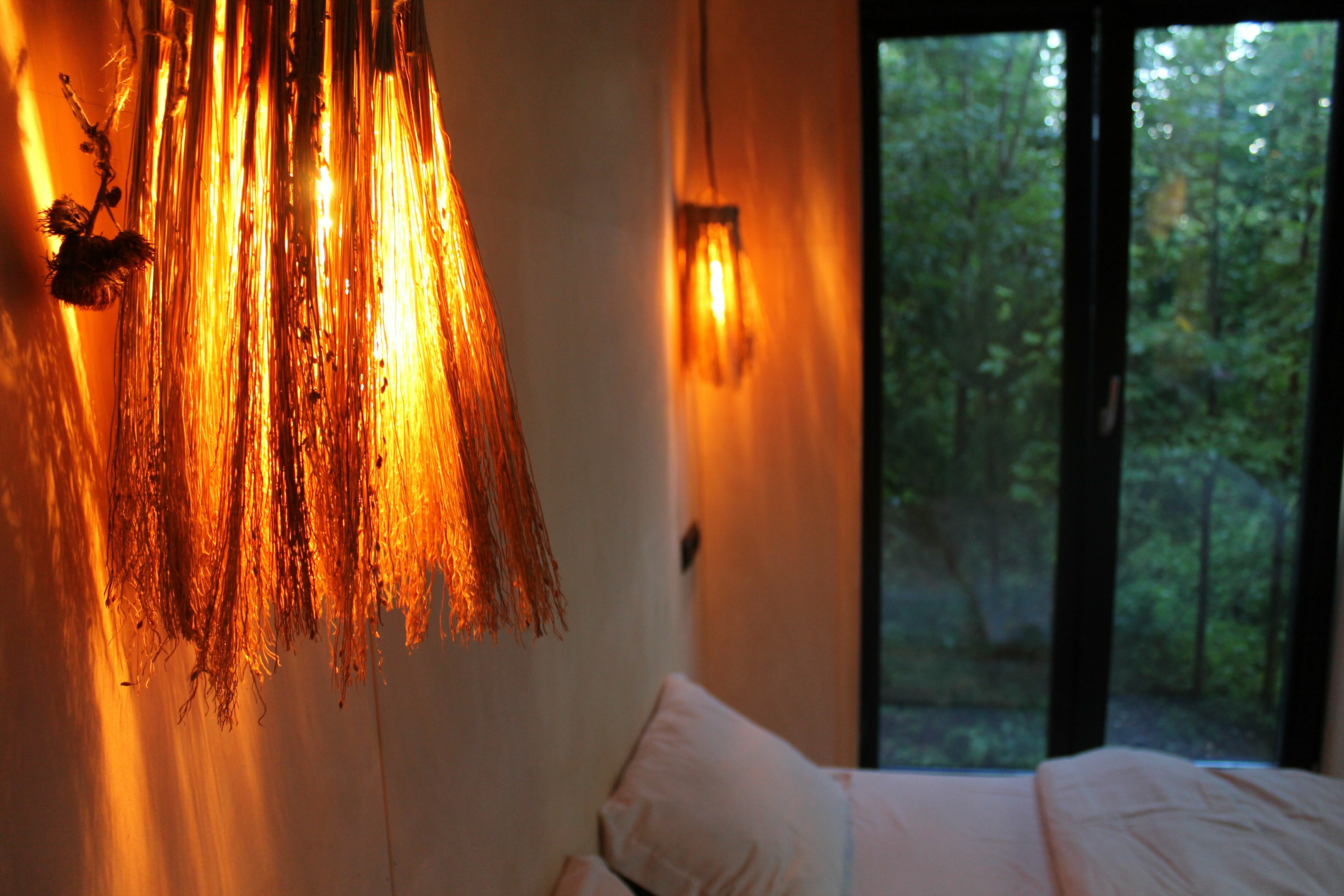 дом в лесу с ванной у панорамных окон