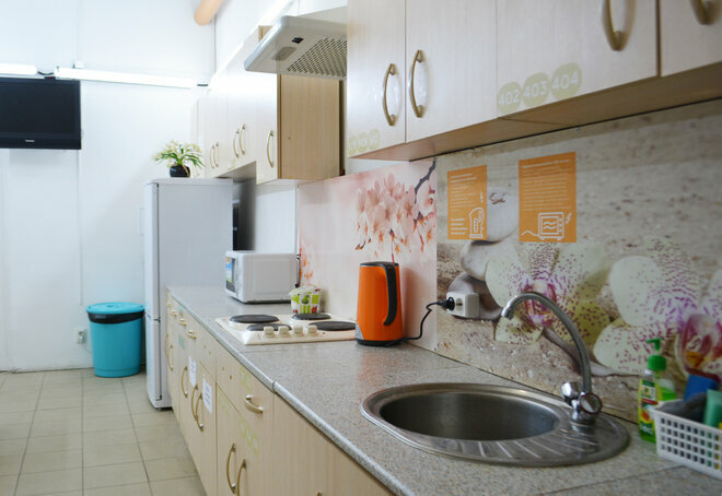 Спальное место на двухъярусной кровати в общем номере для женщин