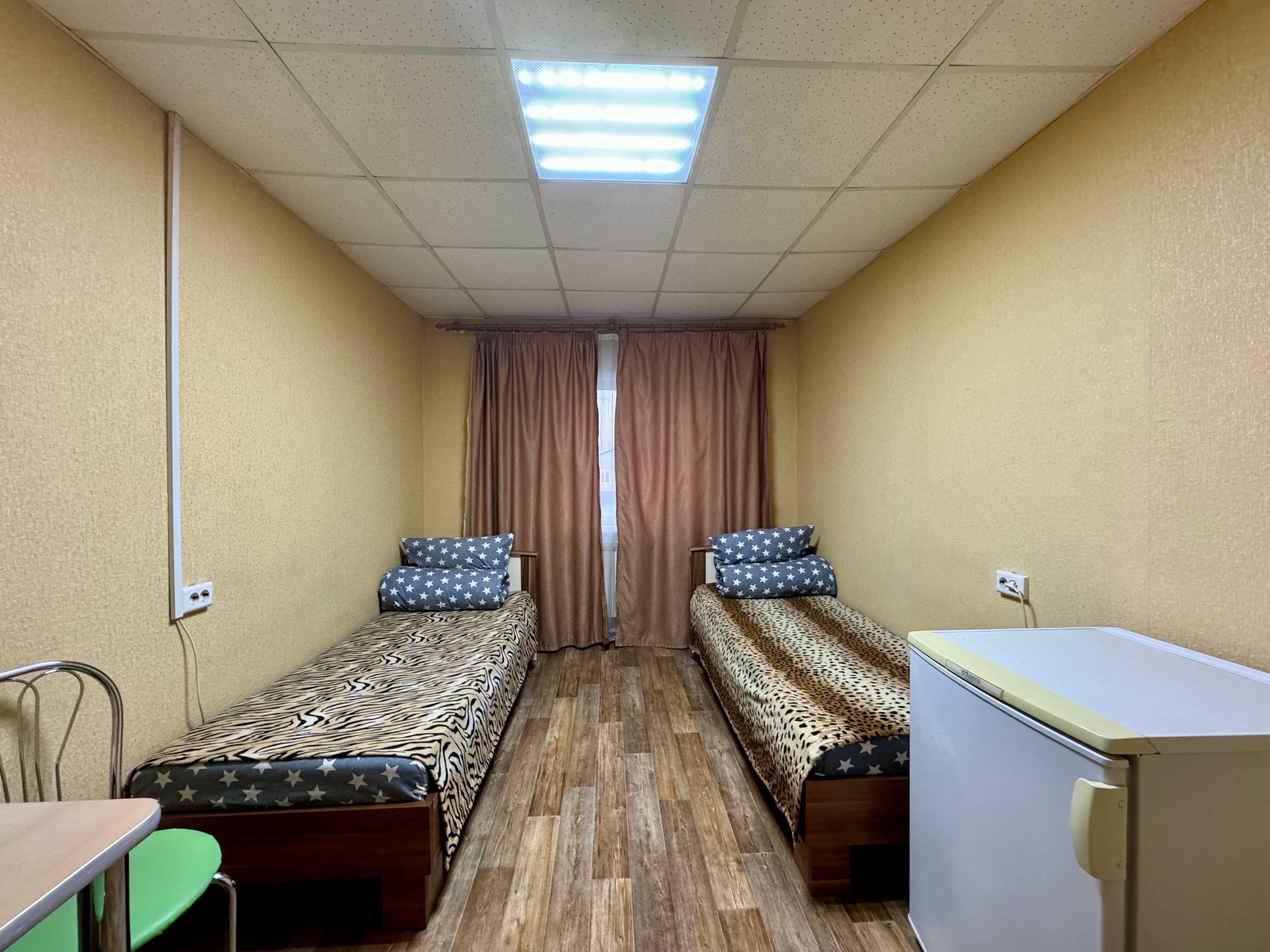 Двухместный номер с 2 отдельными кроватями и общей ванной комнатой