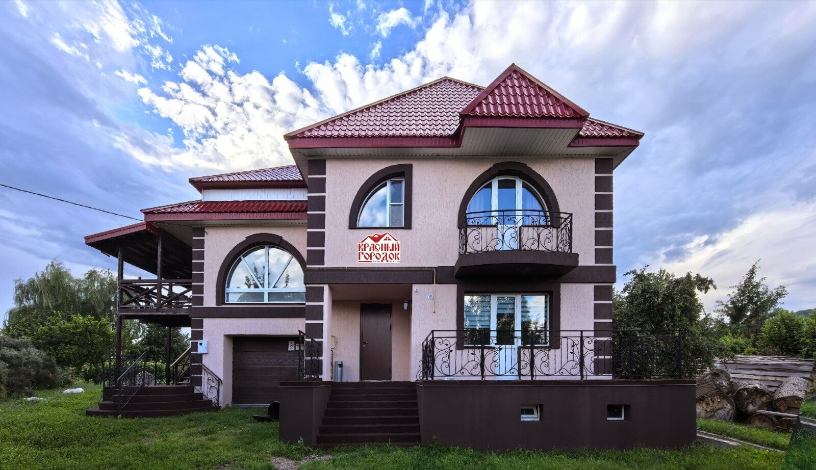 Коттедж с балконом