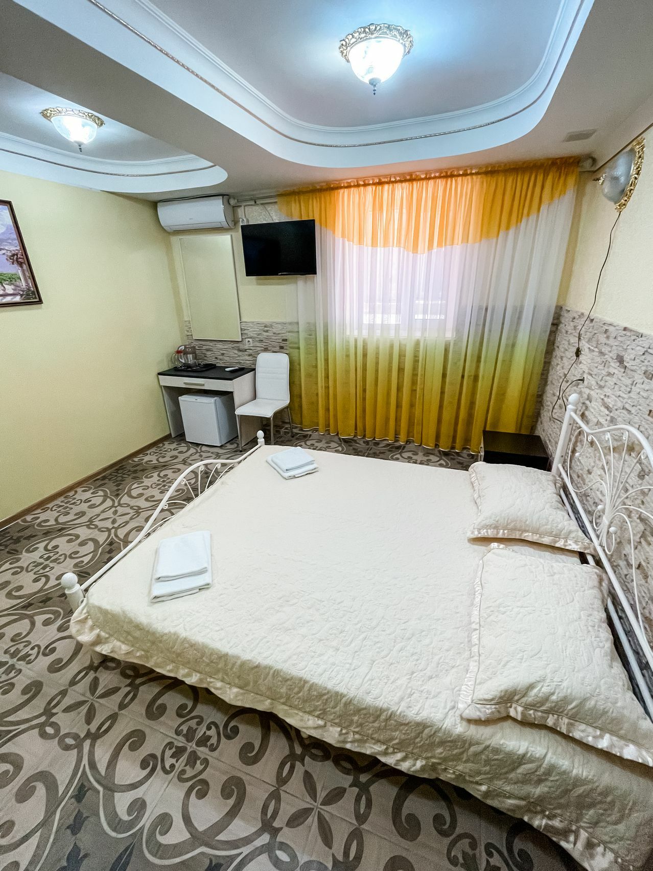 Четырехместный номер эконом-класса с общей ванной комнатой