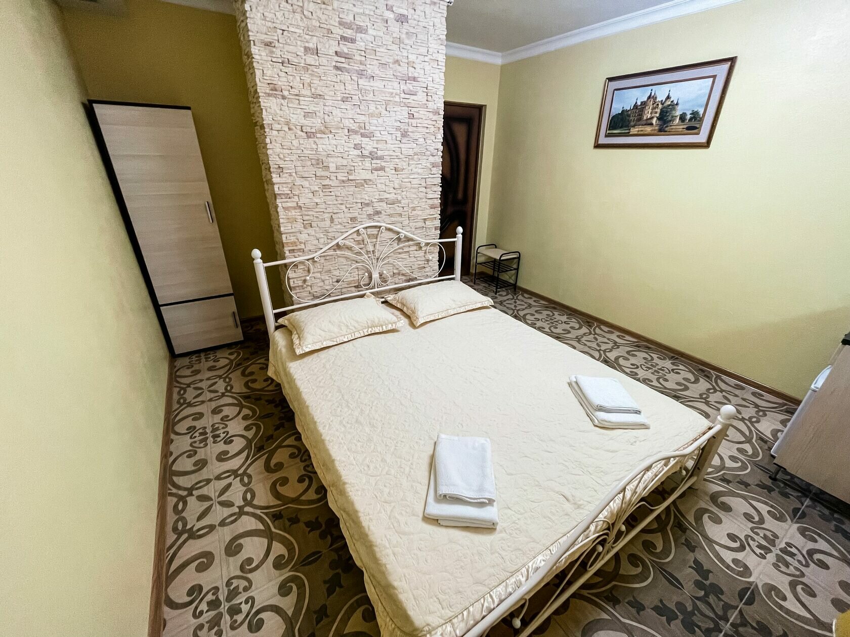 Четырехместный номер эконом-класса с общей ванной комнатой