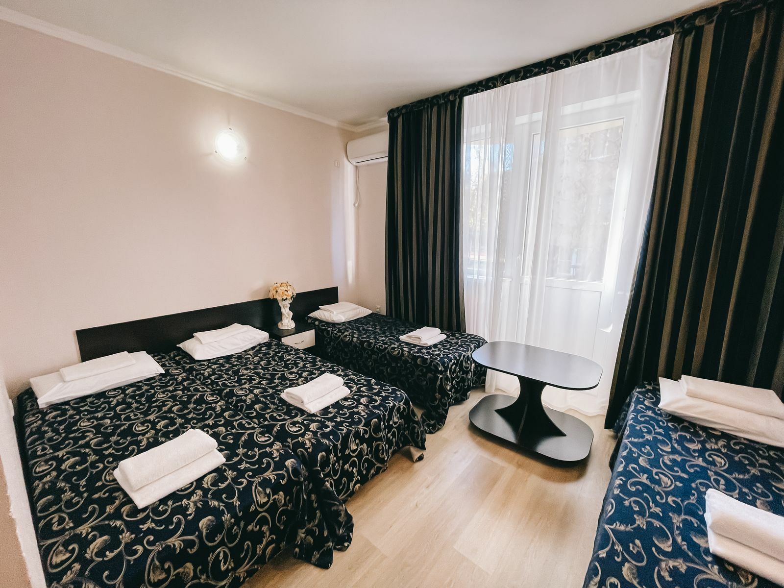 Четырехместный номер с балконом