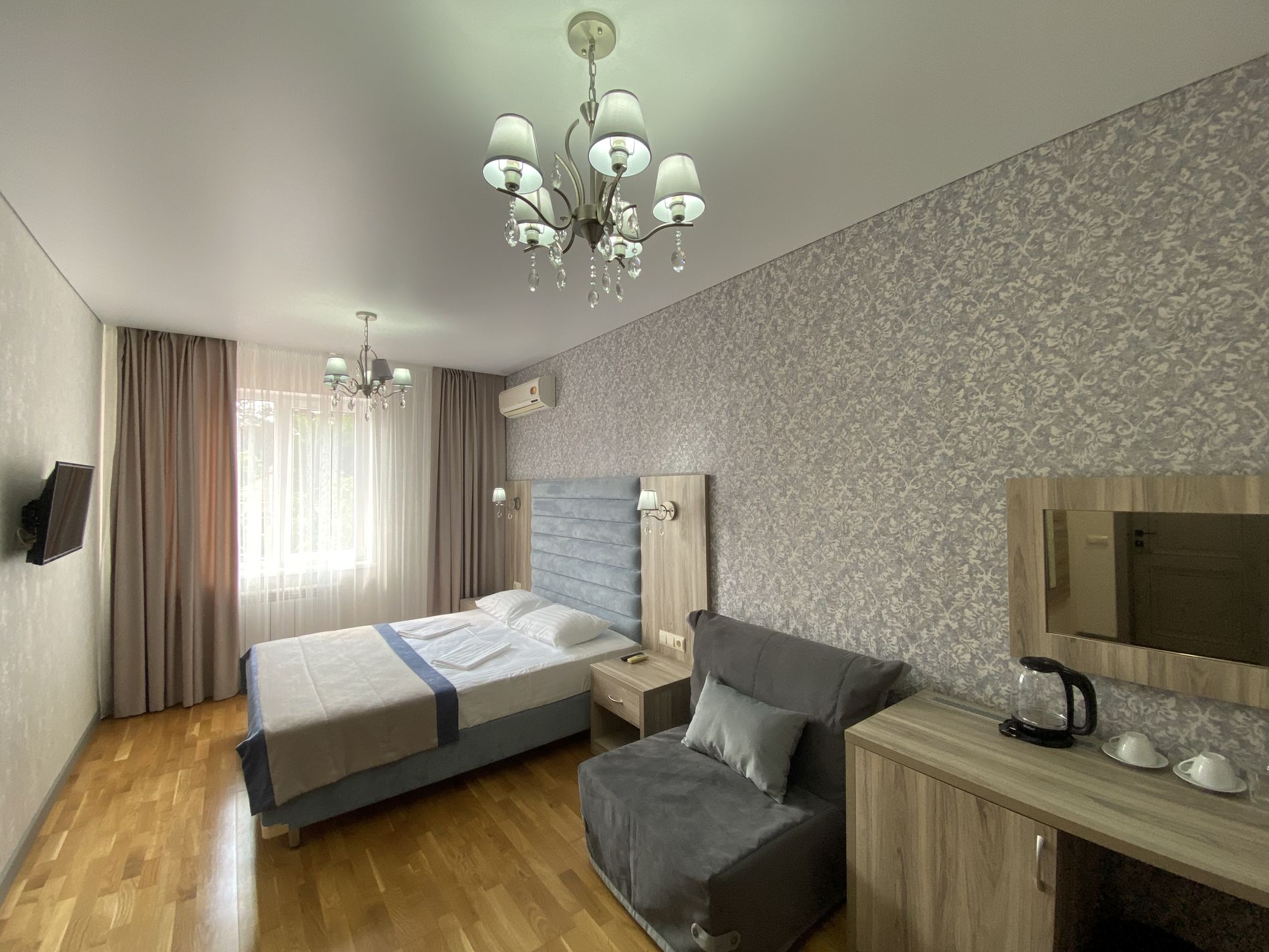 Двухместный номер с двуспальной кроватью и дополнительной кроватью