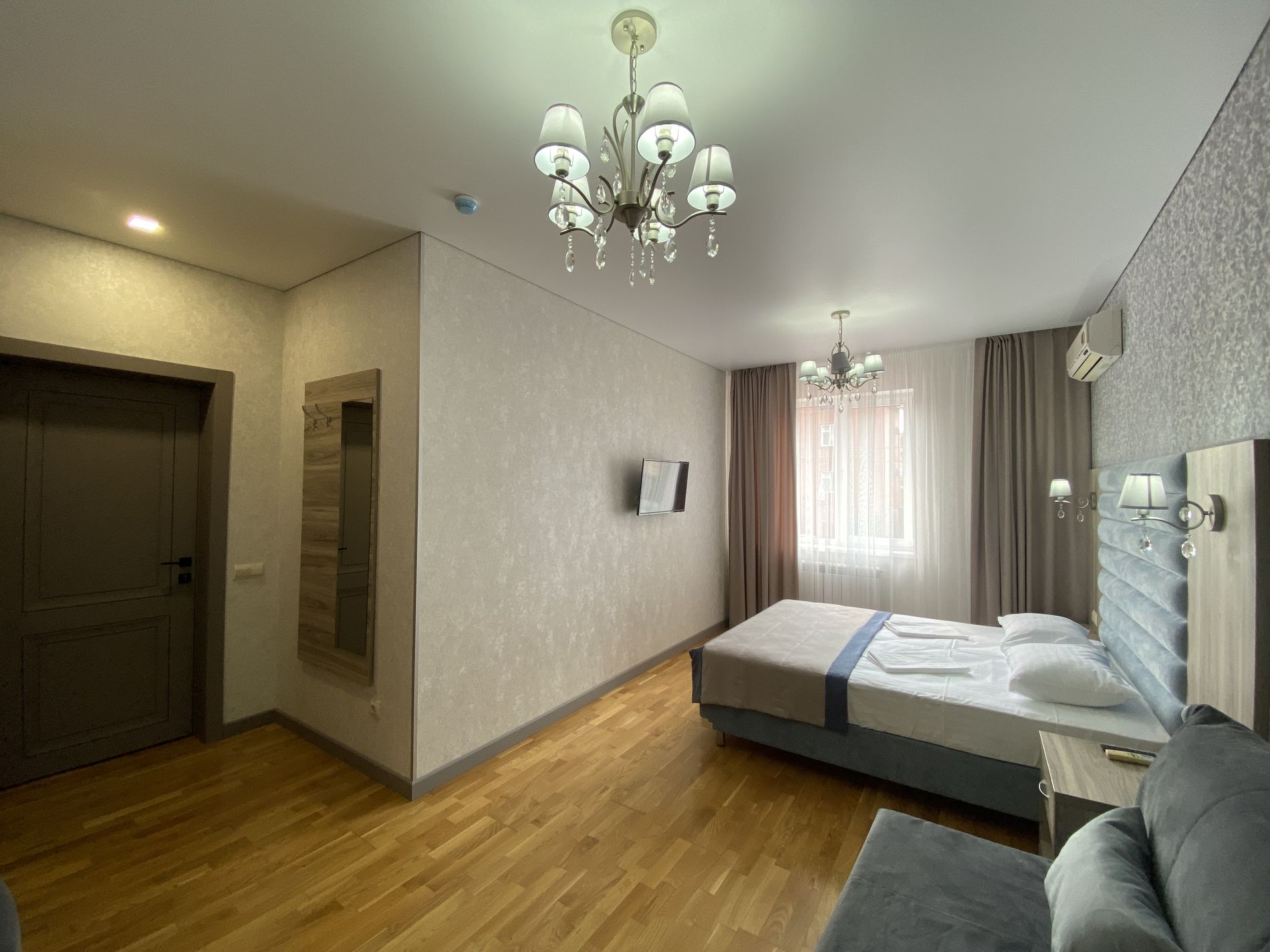 Двухместный номер с двуспальной кроватью и дополнительной кроватью