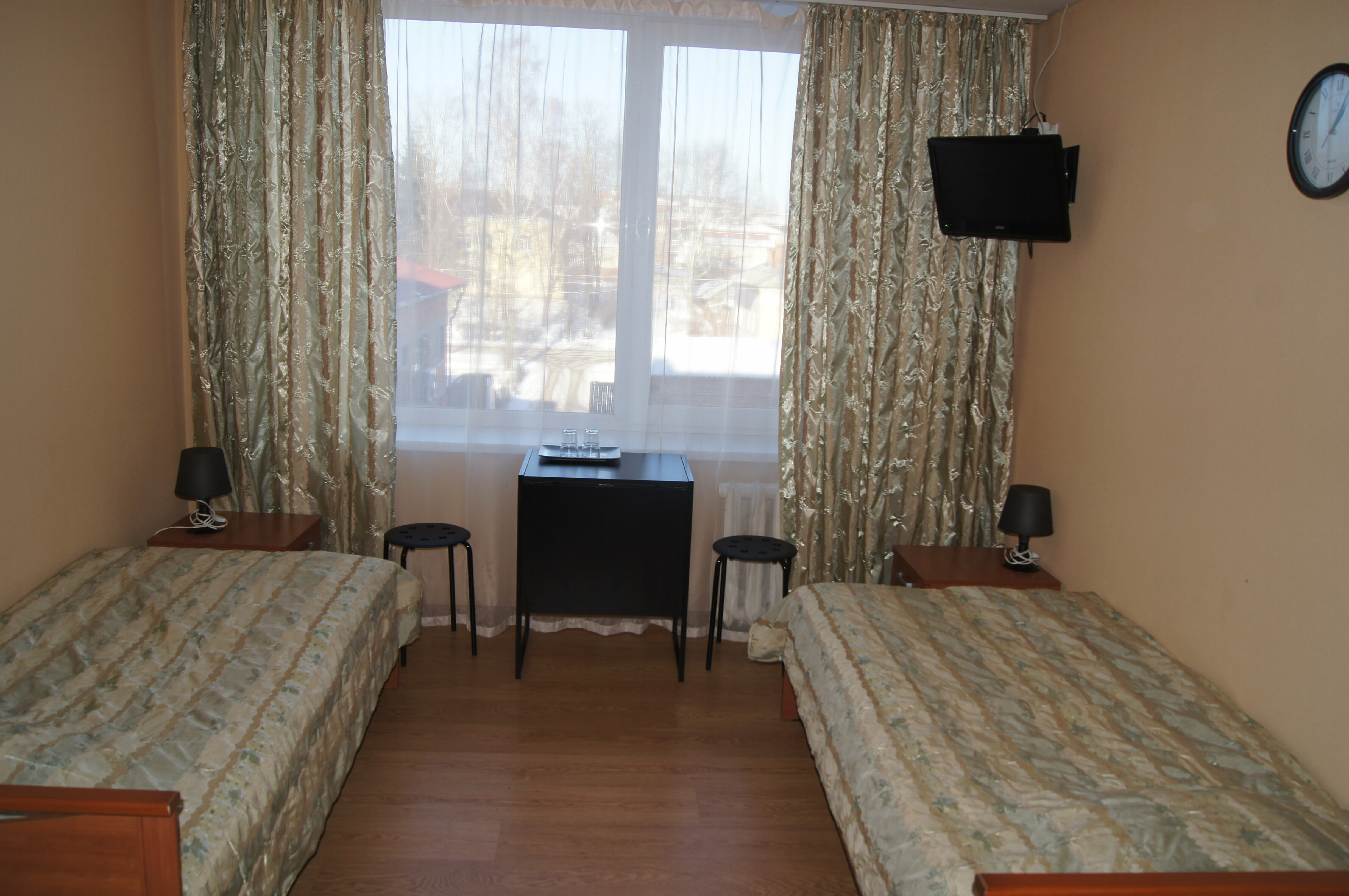 Двухместный номер с 2 отдельными кроватями и общим туалетом