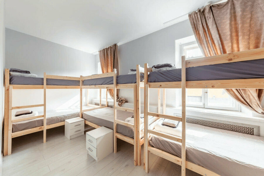 Кровать в общем 8-местном номере для мужчин и женщин