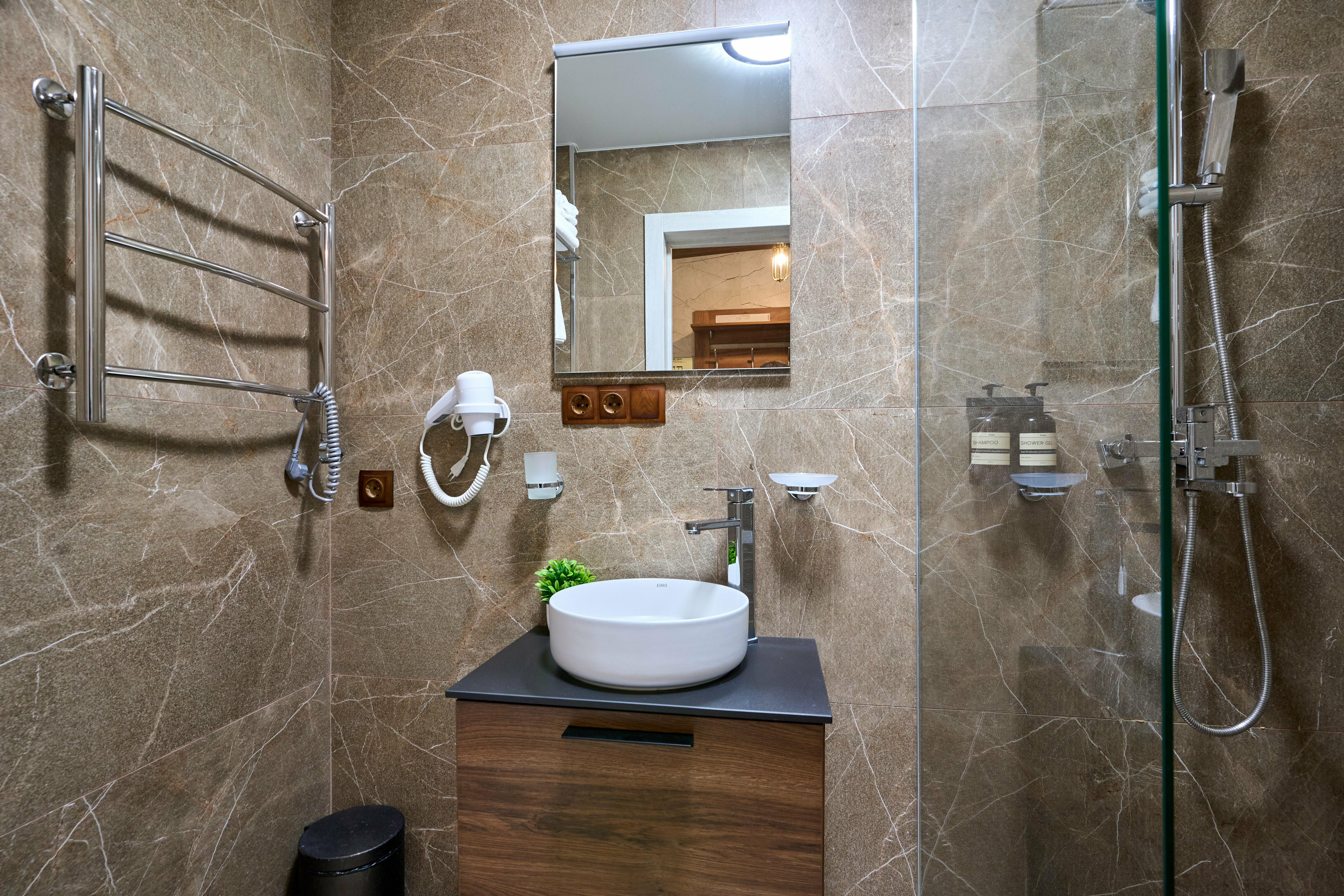 Бюджетный цокольный 3-х местный