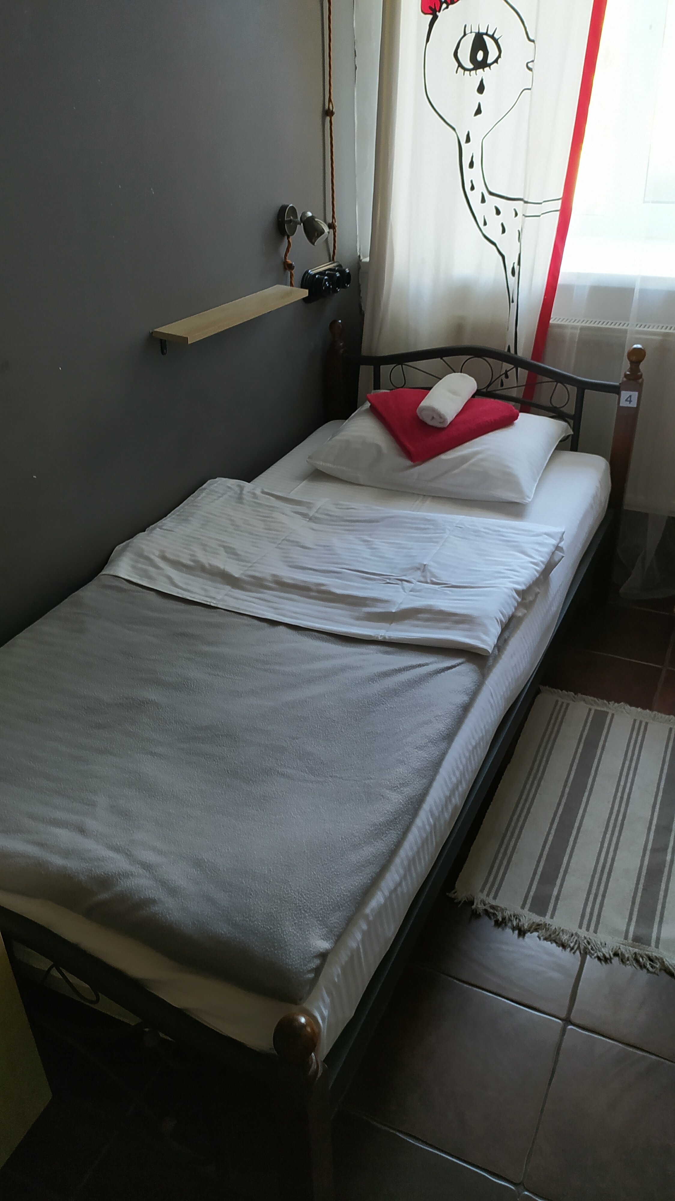 Кровать в общем номере для мужчин с 4 кроватями