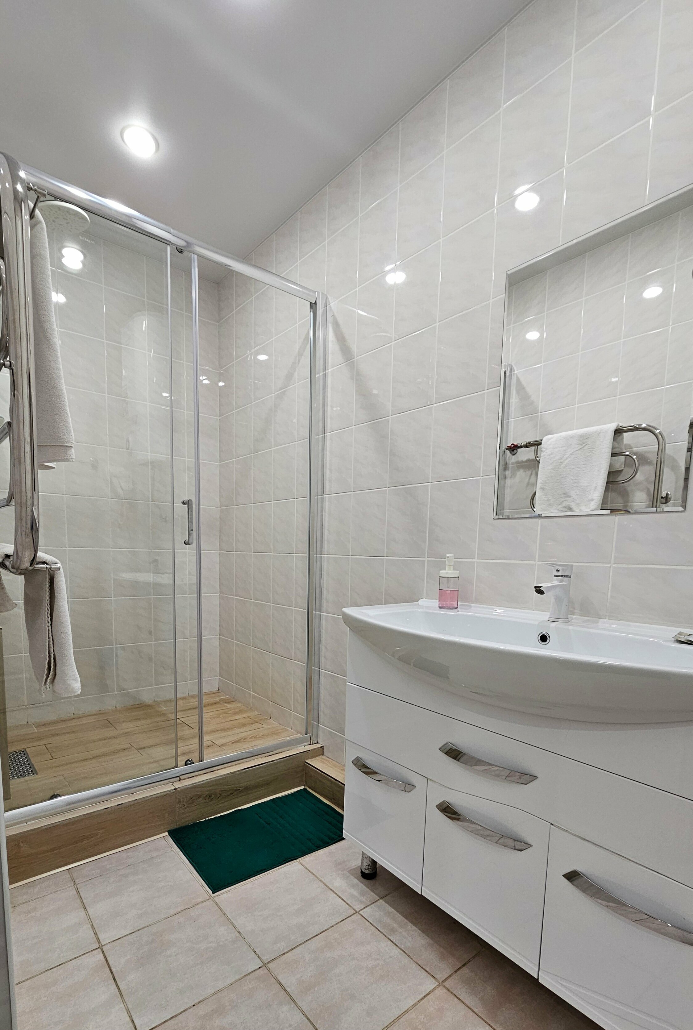 Трехместный номер «Комфорт» с душем