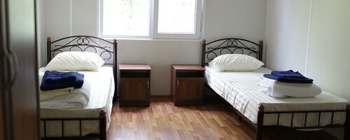 Номер стандарт с 2 односпальными кроватями (удобства на этаже)