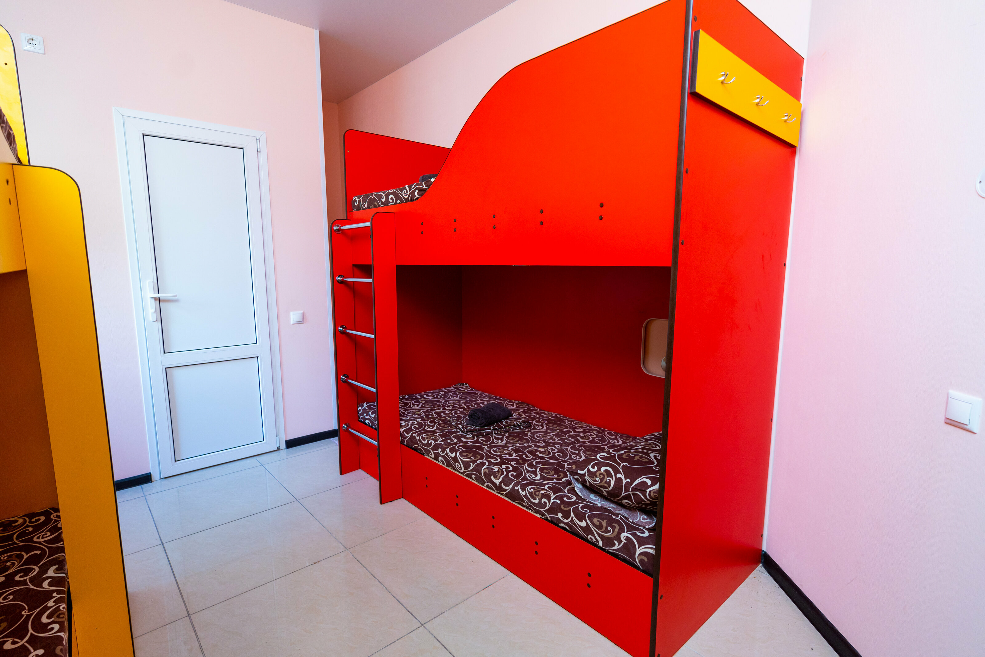 Четырехместный номер с ванной комнатой