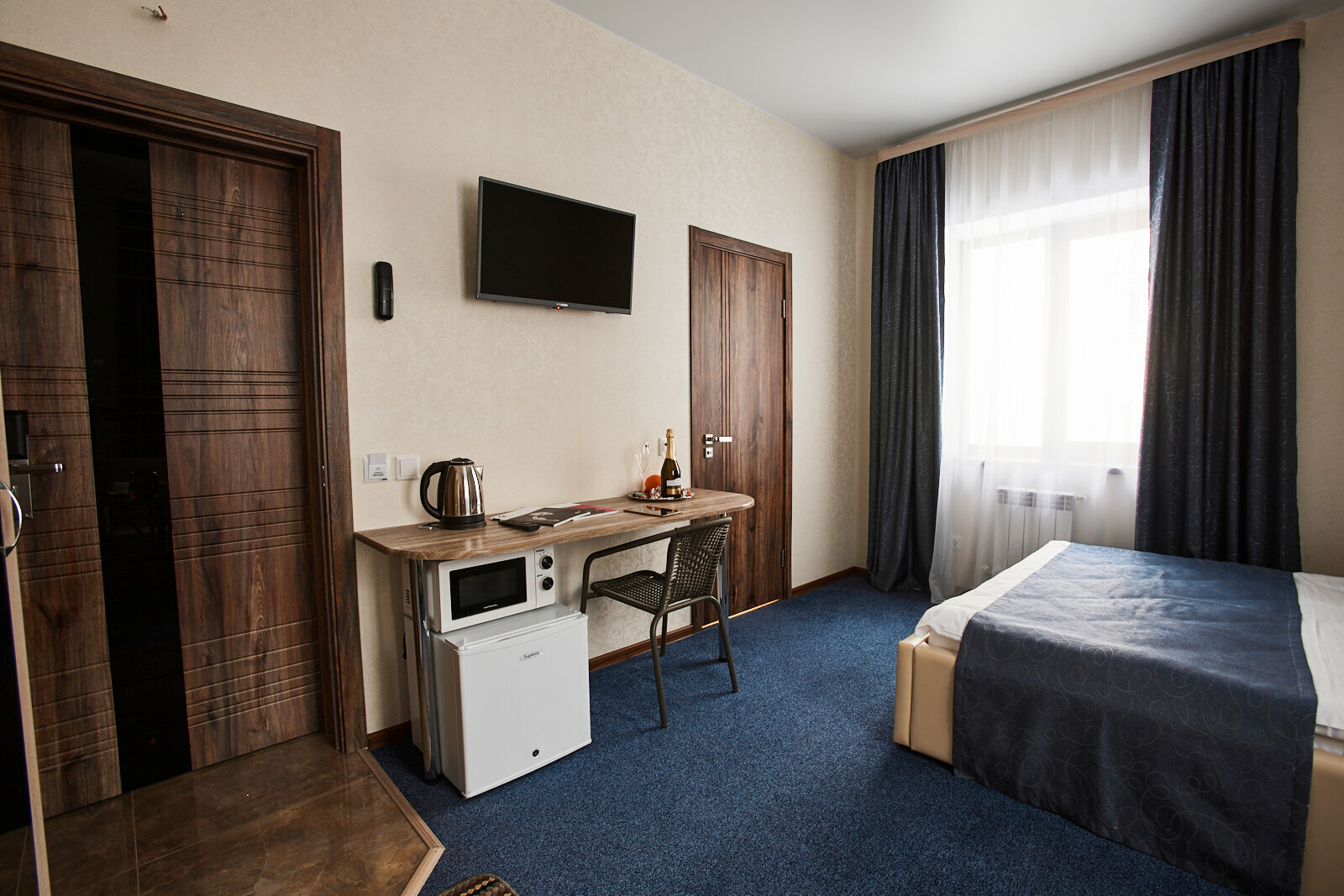 Двухместный номер с двуспальной кроватью и дополнительной кроватью