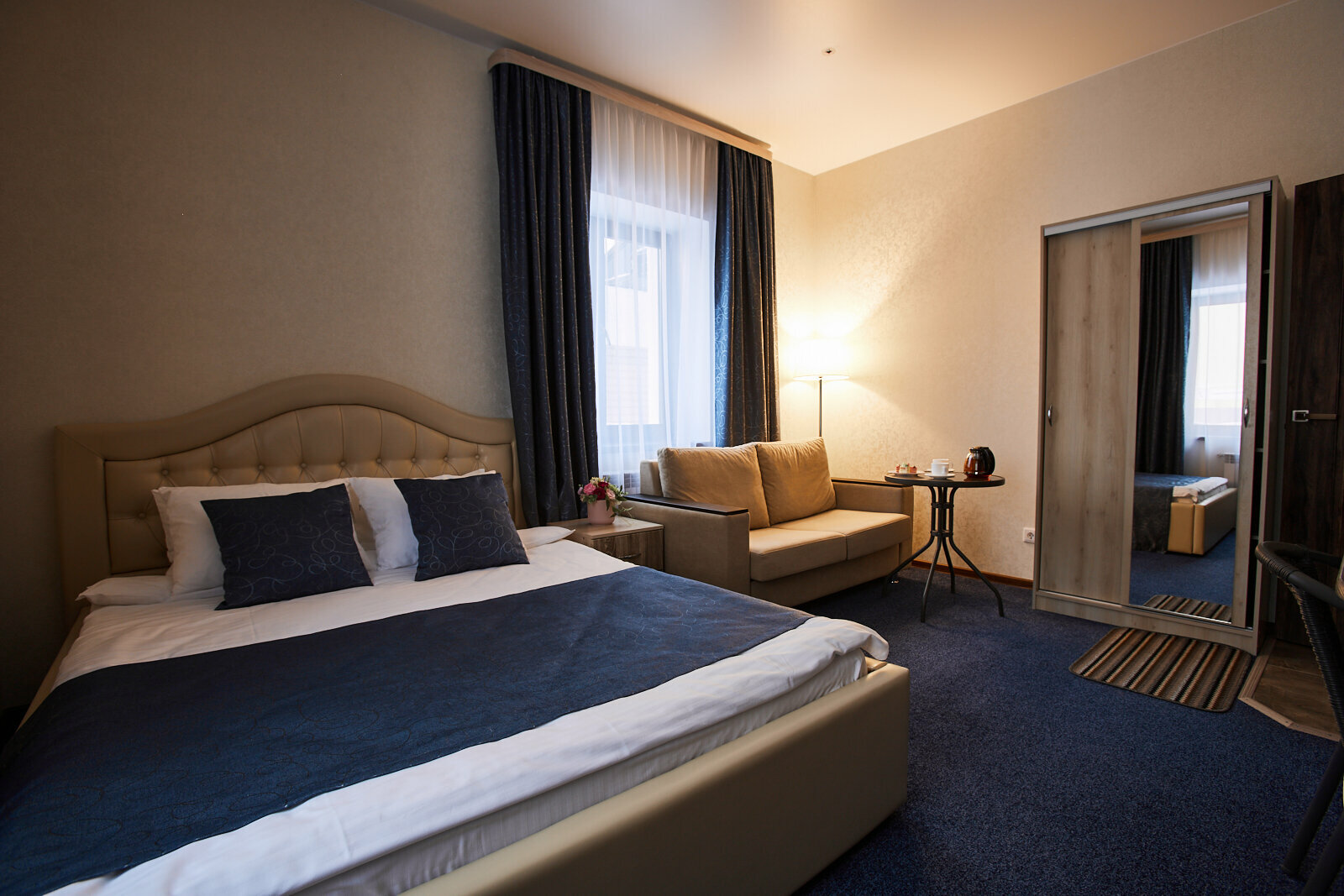 Двухместный номер с двуспальной кроватью и дополнительной кроватью